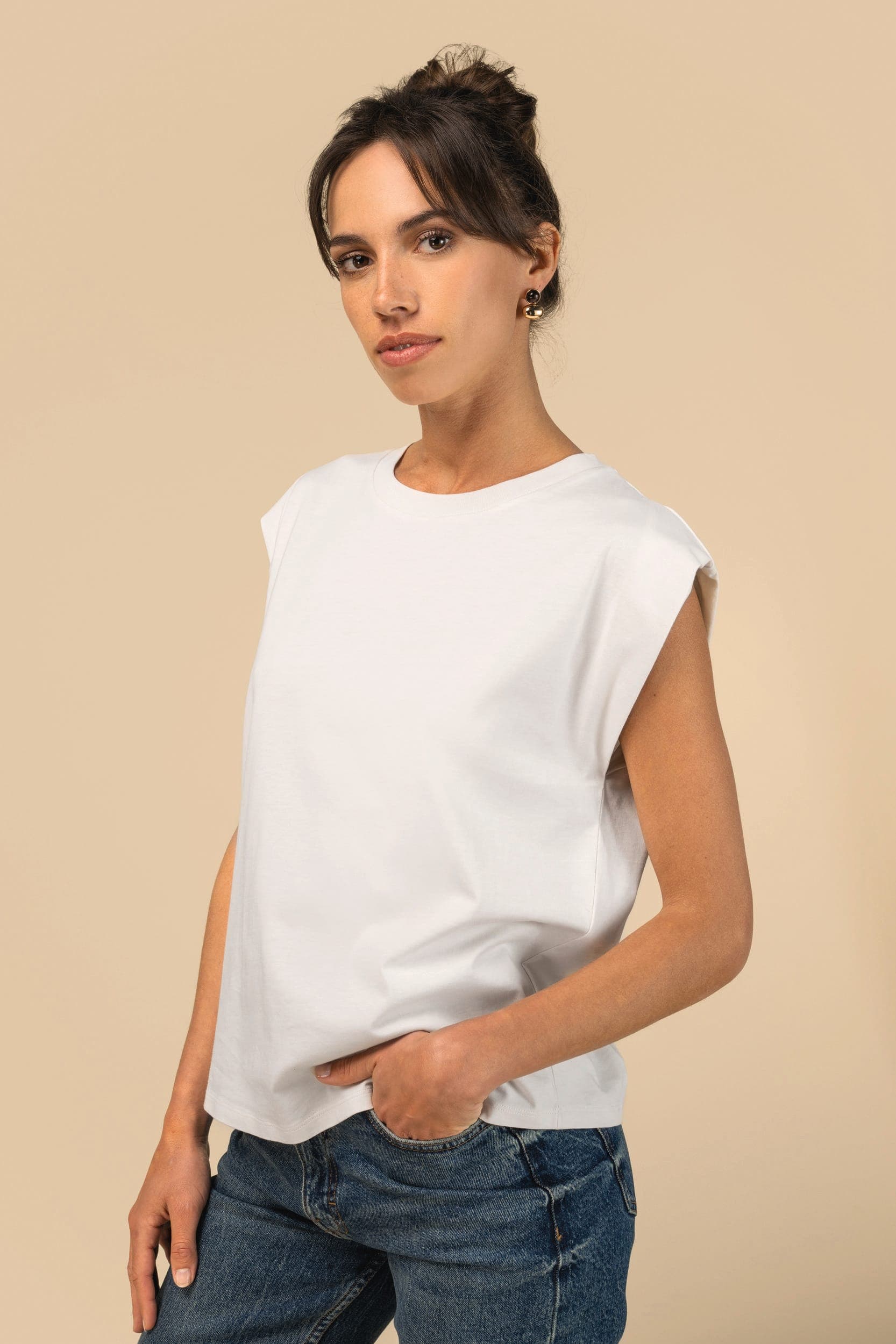 T-shirt écoresponsable sans manches à épaulettes femme en situation