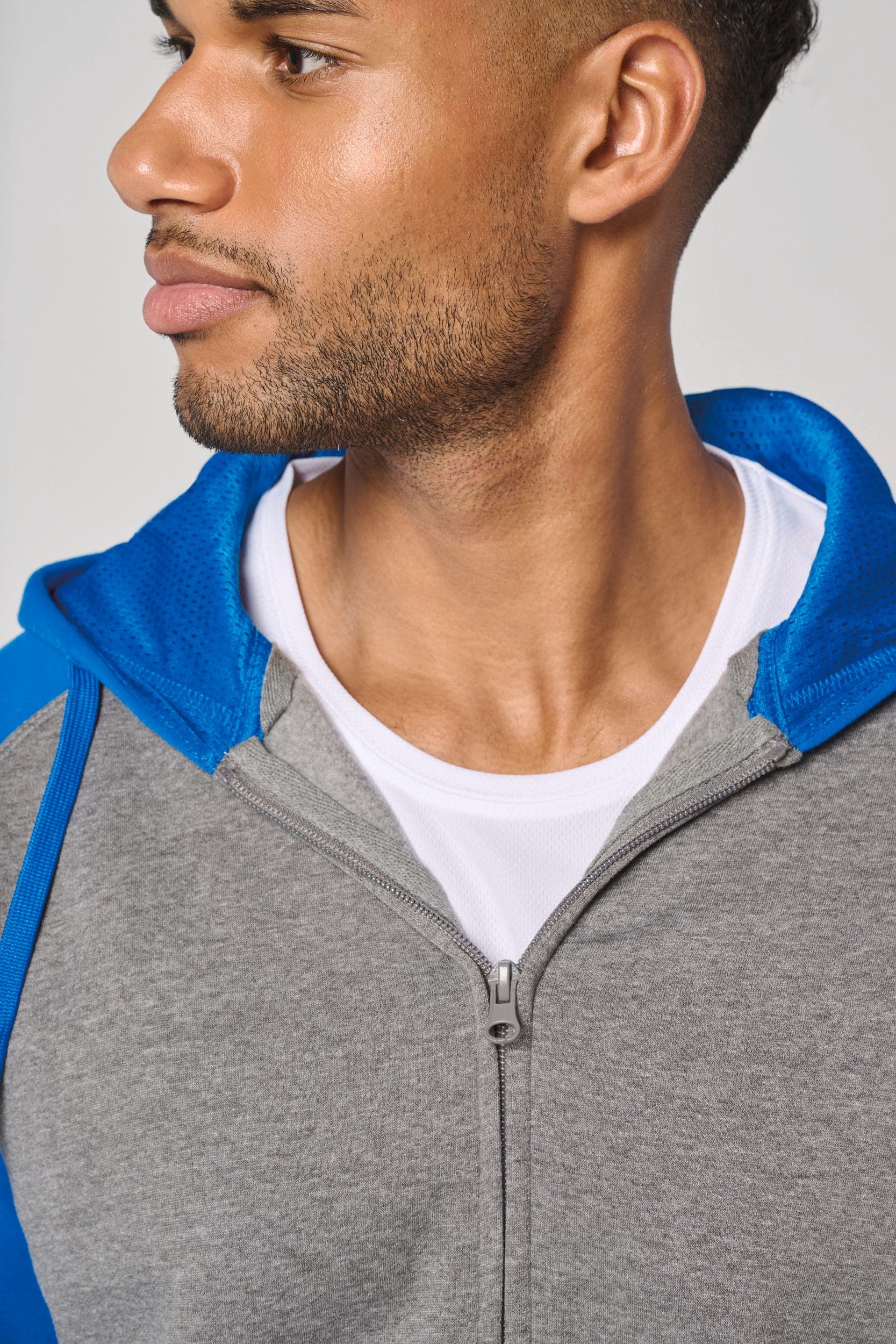 Veste molleton zippée capuche bicolore unisexe en situation