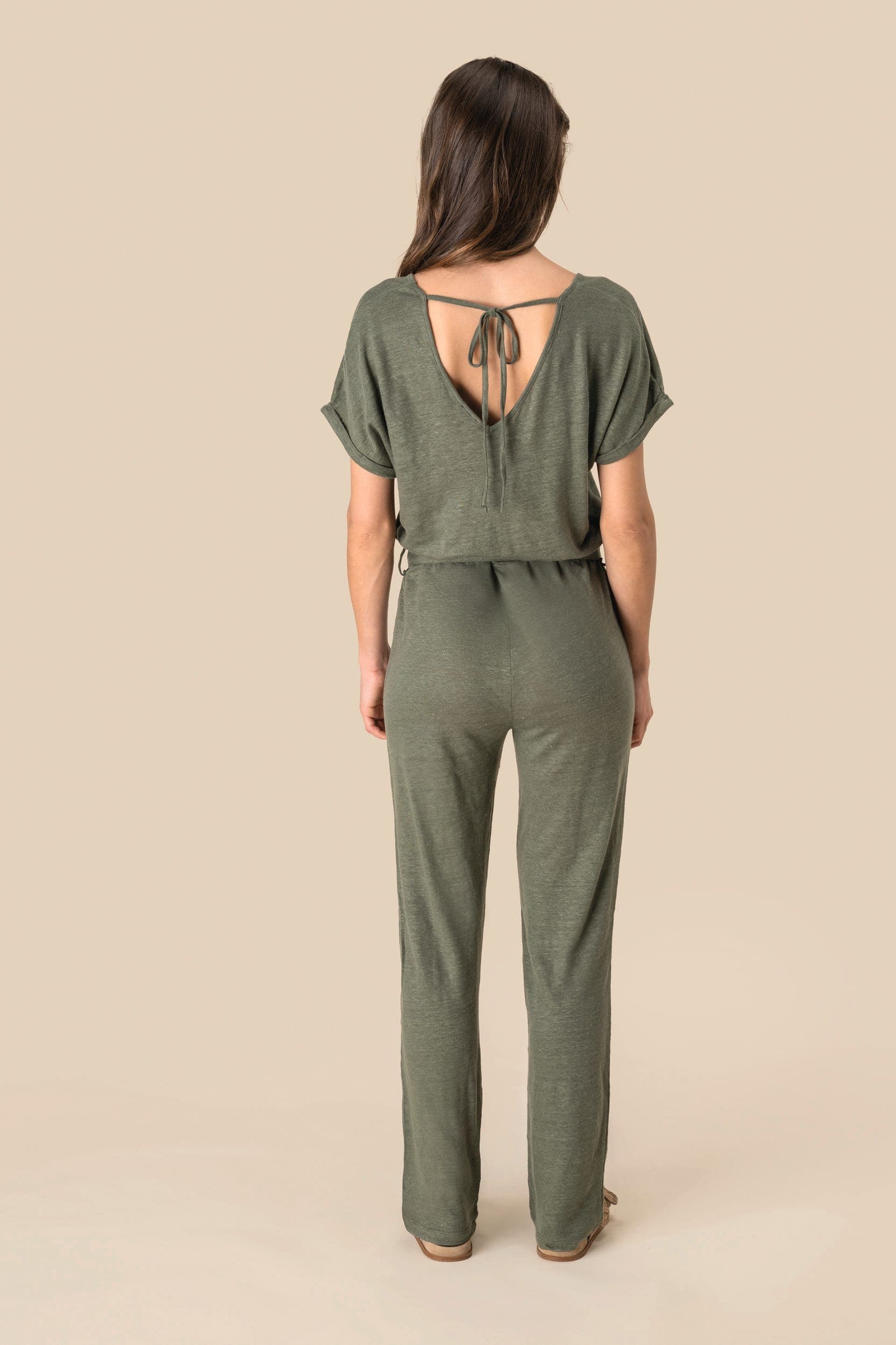 Combinaison en maille manches courtes en lin femme en situation