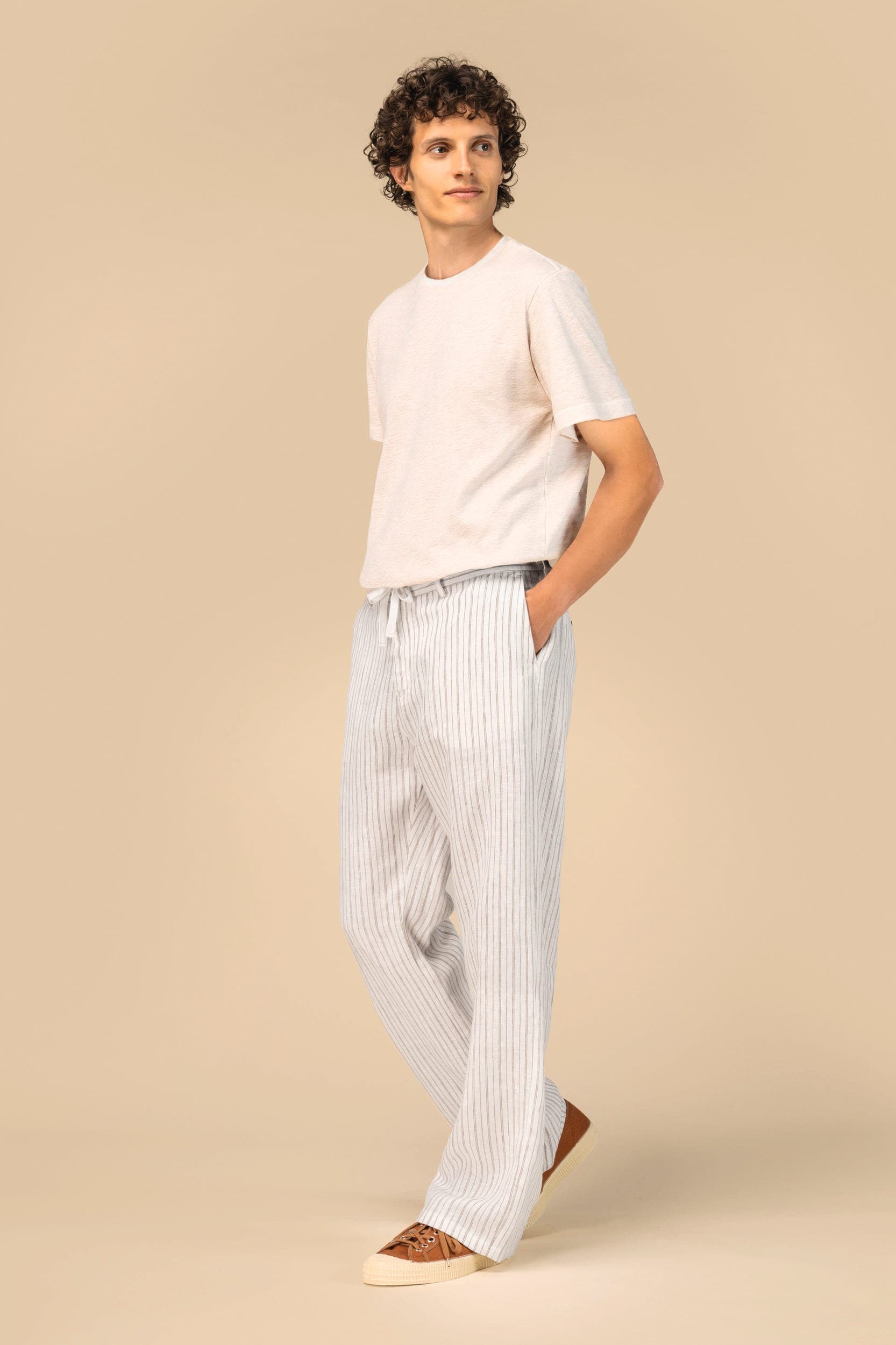 Pantalon rayé en lin homme en situation