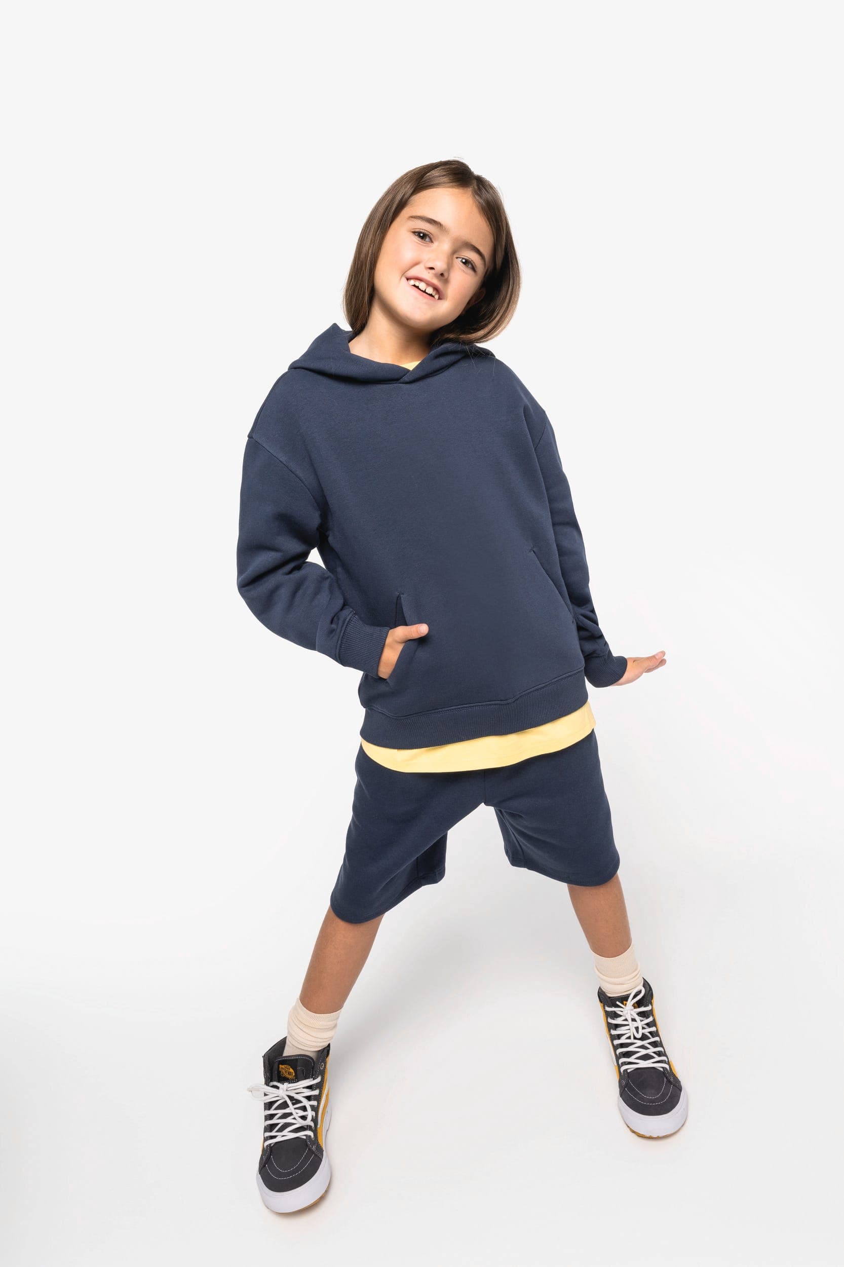 Sweat-shirt écoresponsable à capuche oversize enfant en situation