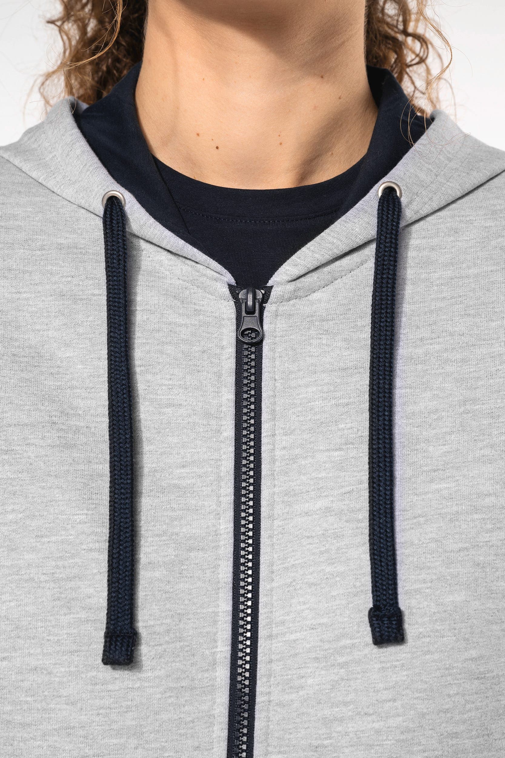 Sweat-shirt zippé capuche contrastée femme en situation