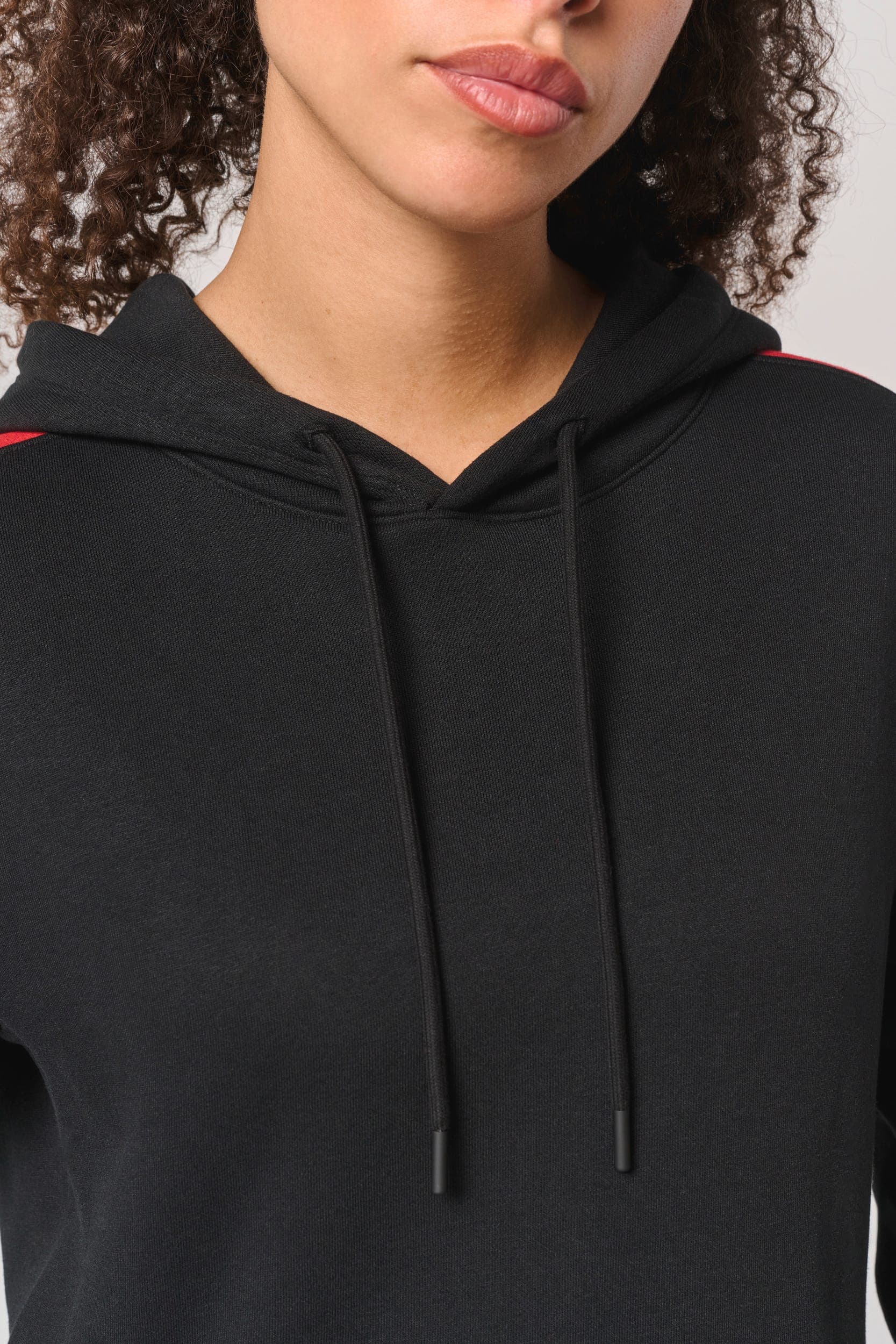 Sweat-shirt à capuche teamwear bicolore unisexe en situation