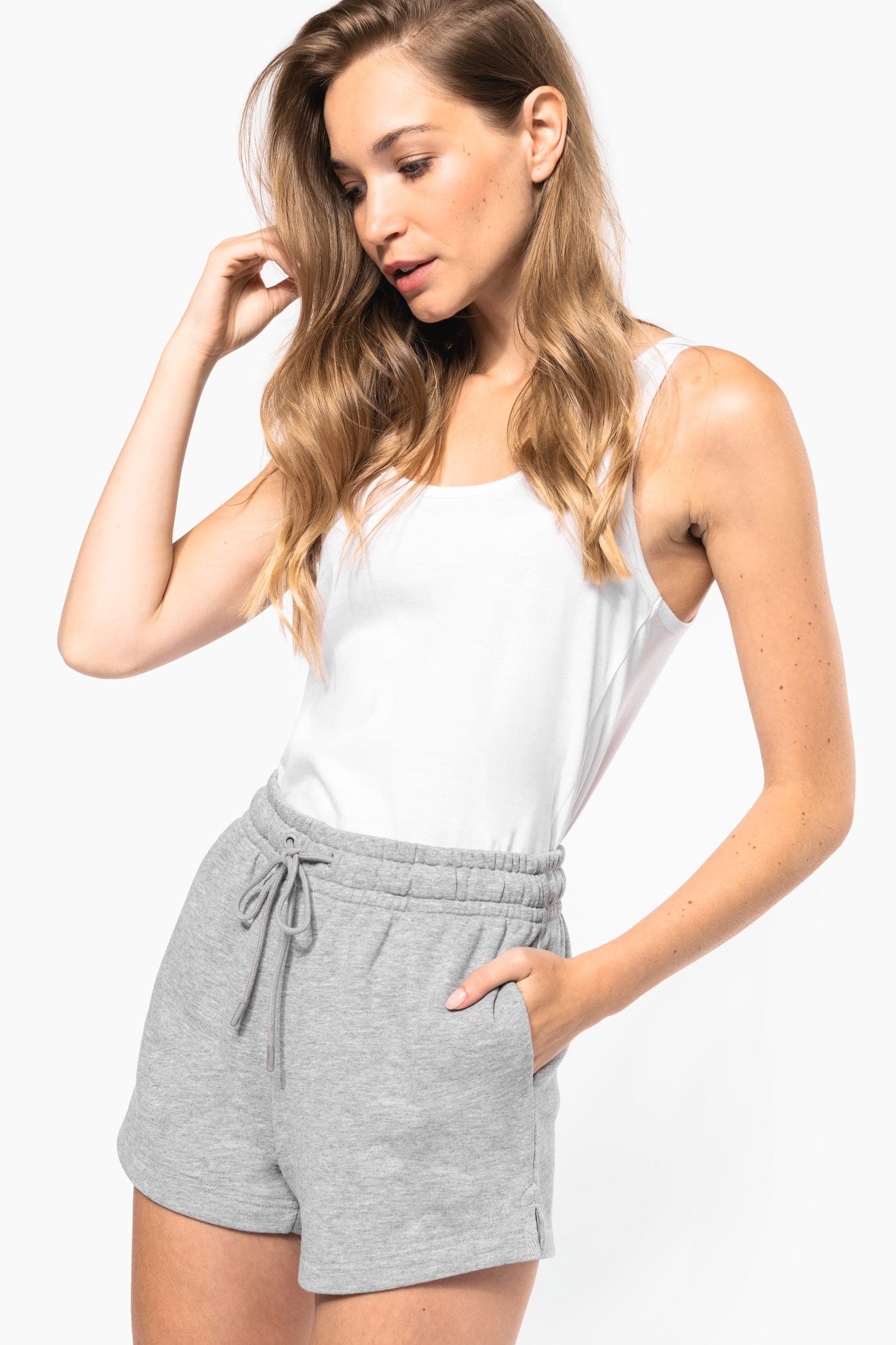 Short écoresponsable molleton non gratté femme en situation