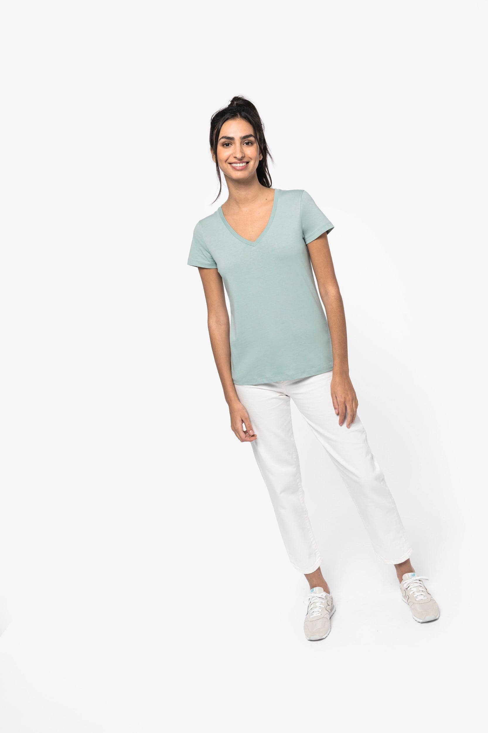 T-shirt écoresponsable col V femme en situation