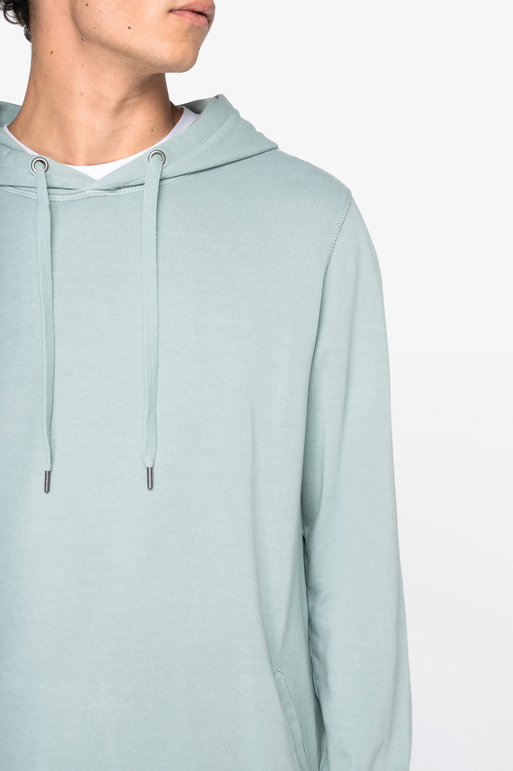 Sweat-shirt écoresponsable à capuche French Terry unisexe en situation