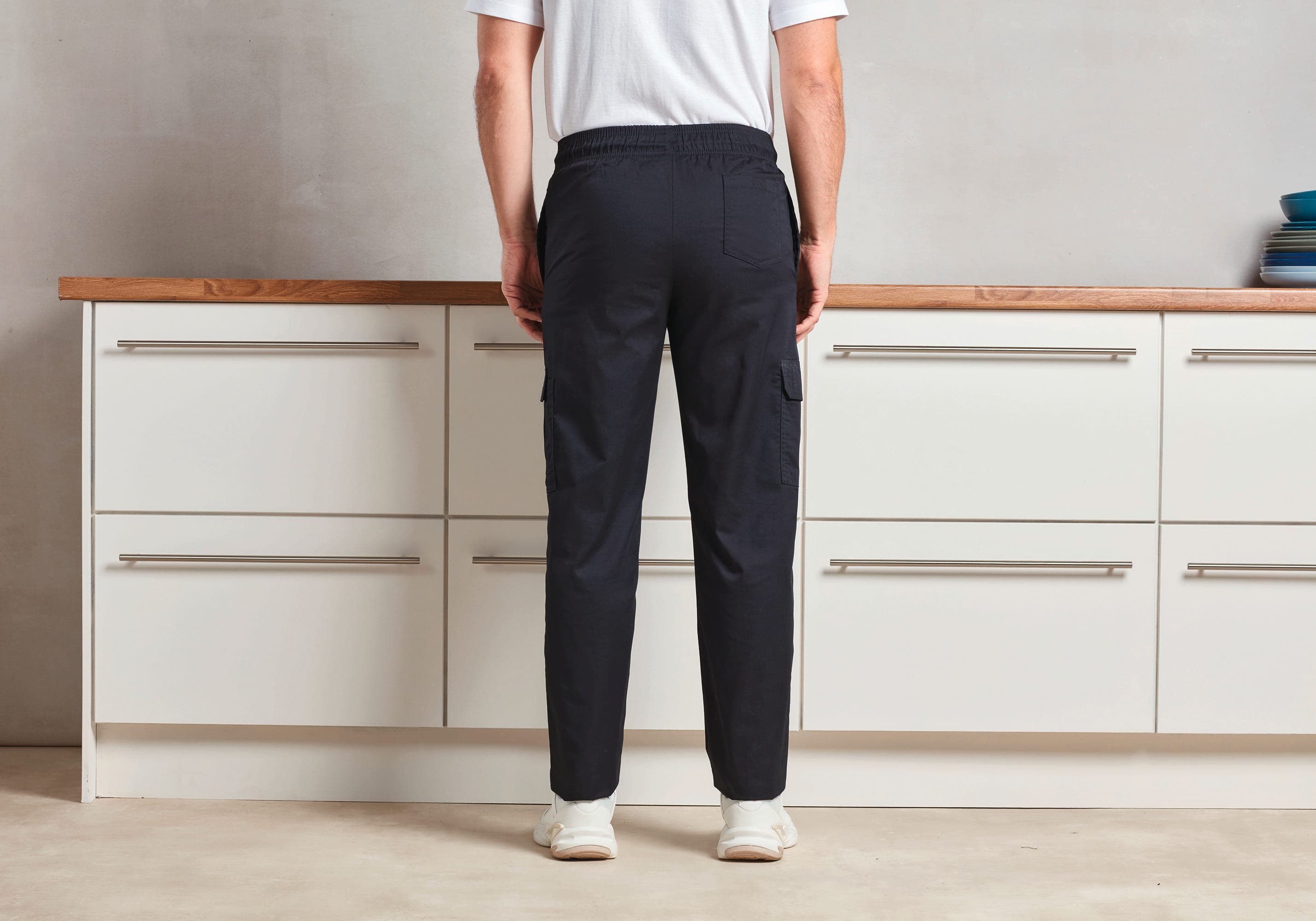Pantalon de chef "Essential" en situation