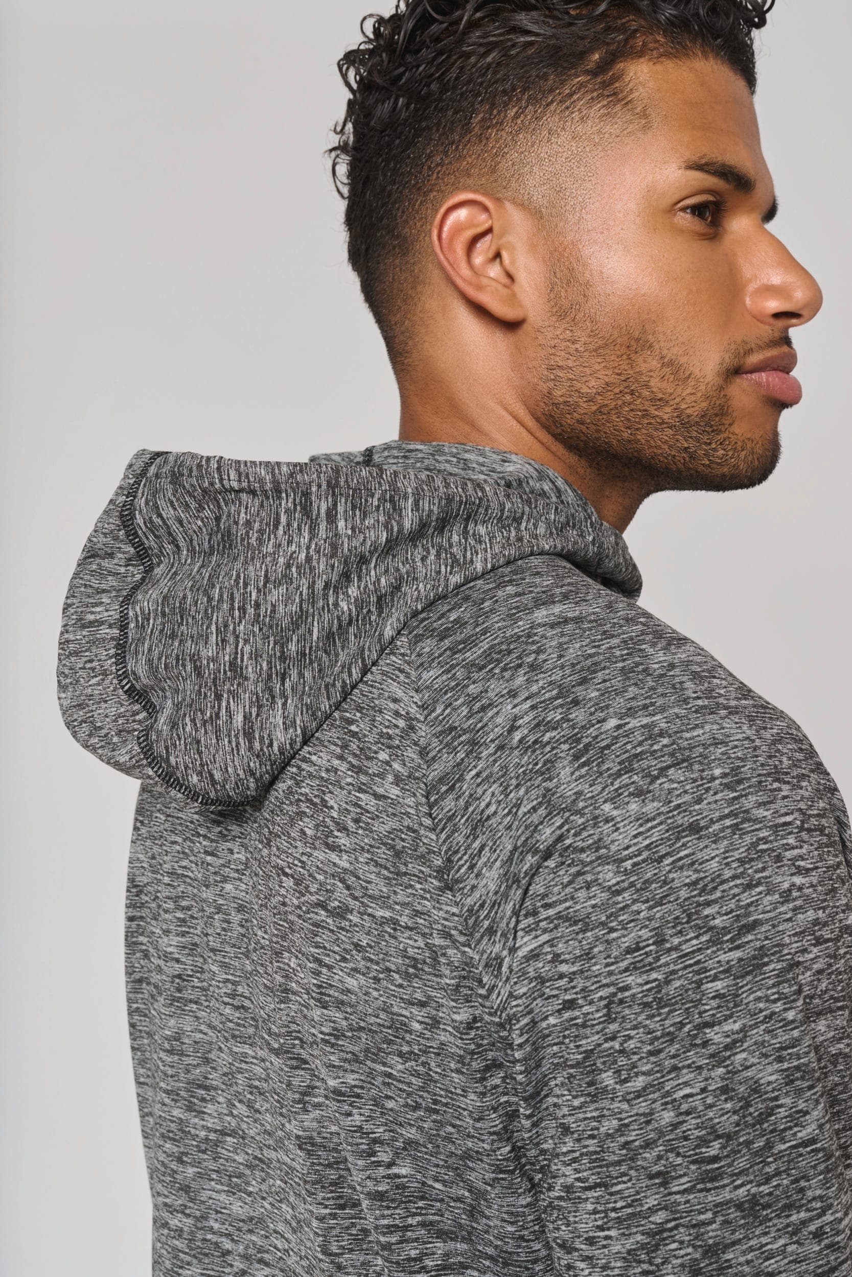 Sweat-shirt à capuche 1/4 zip sport unisexe en situation