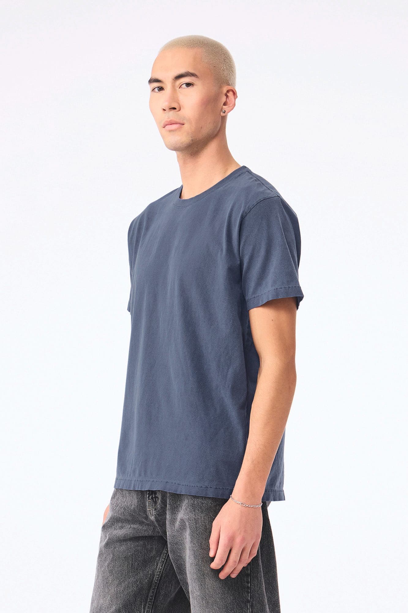 T-shirt délavé épais unisexe en situation