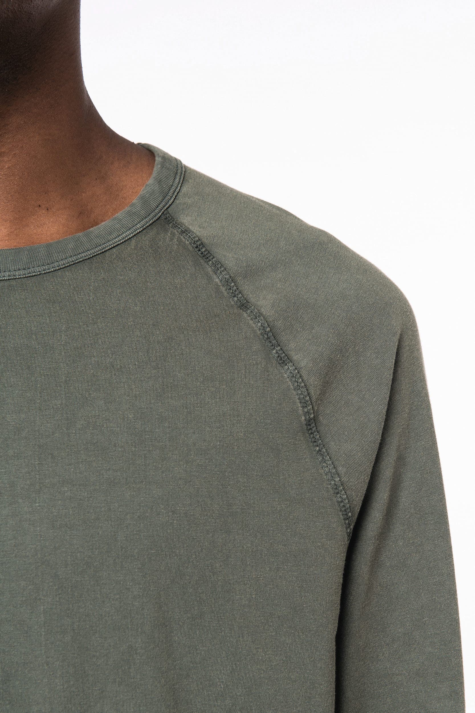 T-shirt écoresponsable raglan manches longues homme en situation