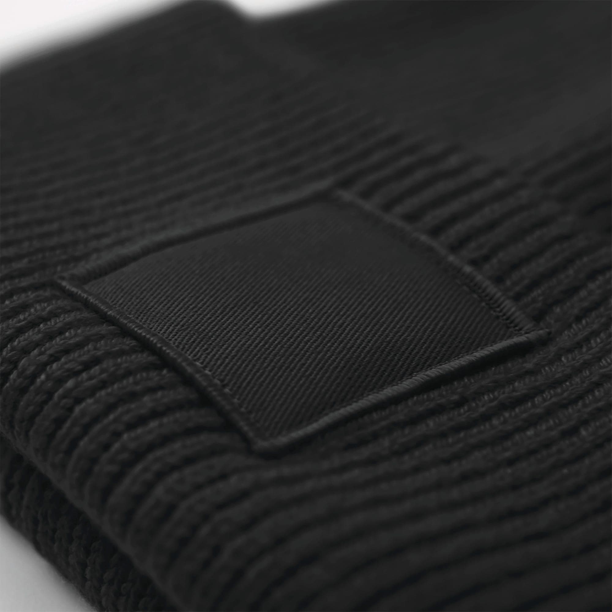 DEEP CUFFED TONAL PATCH BEANIE en situation
