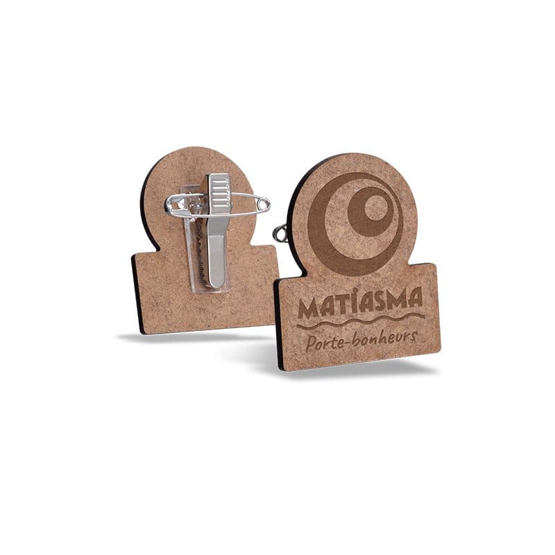 BADGE SUR-MESURE EN MDF EP 3 mm AVEC PINCE-EPINGLE MAXI 20 cm2 en situation