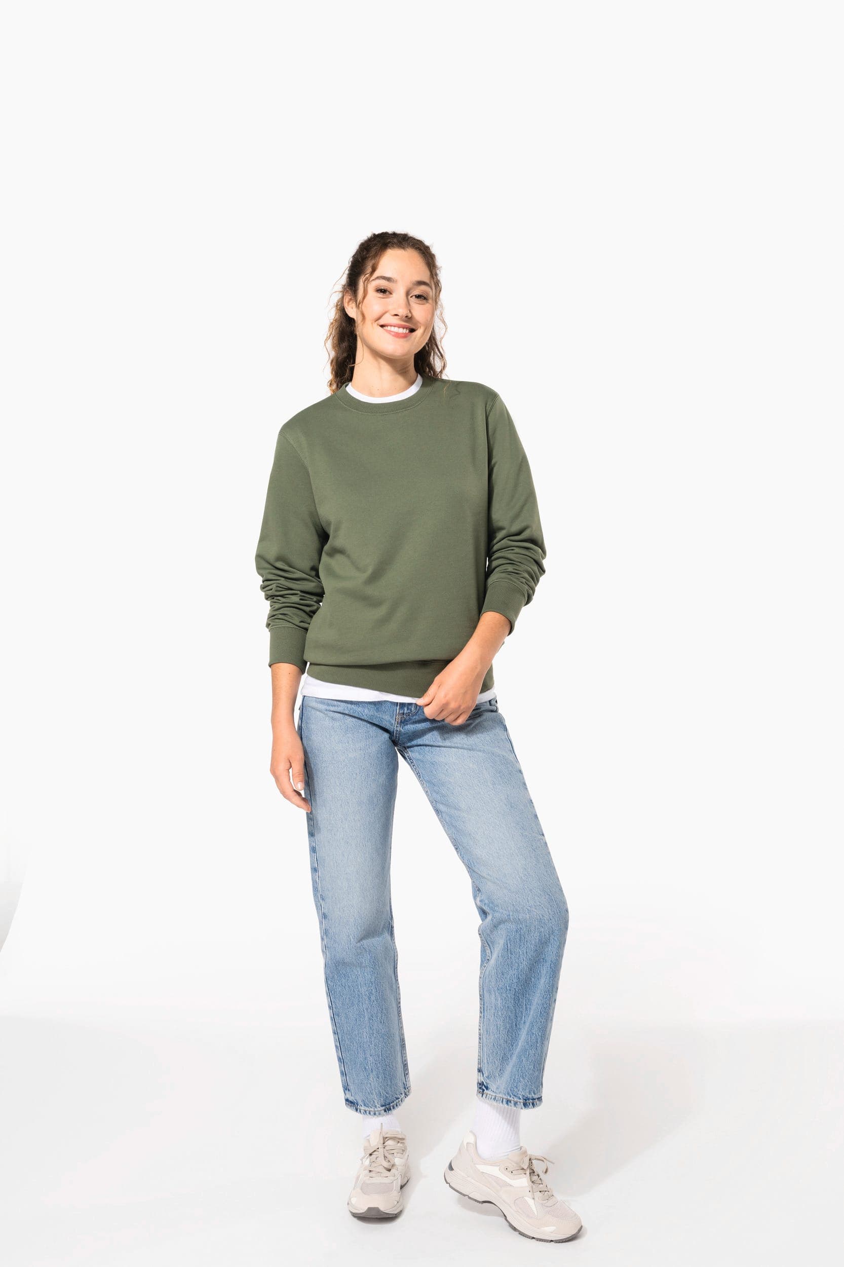 Sweat-shirt recyclé col rond unisexe en situation