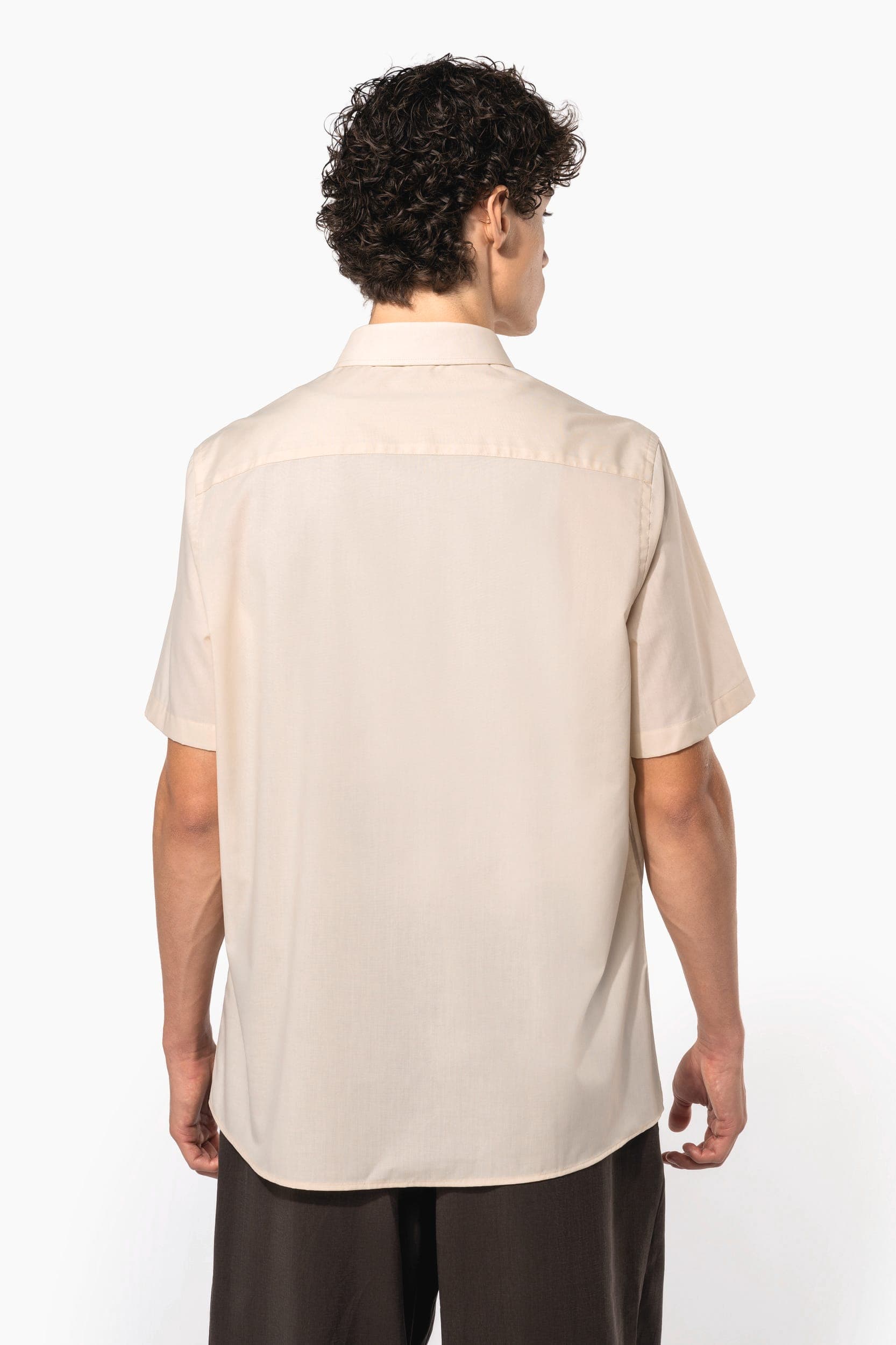 Chemise popeline polycoton manches courtes entretien facile homme en situation