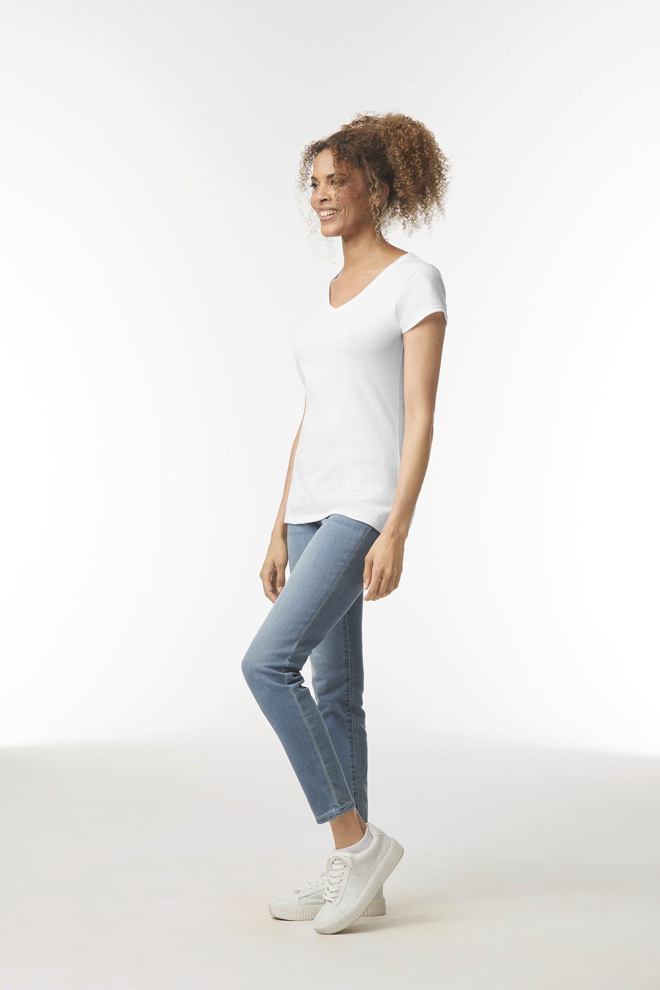 T-shirt femme col v Softstyle en situation