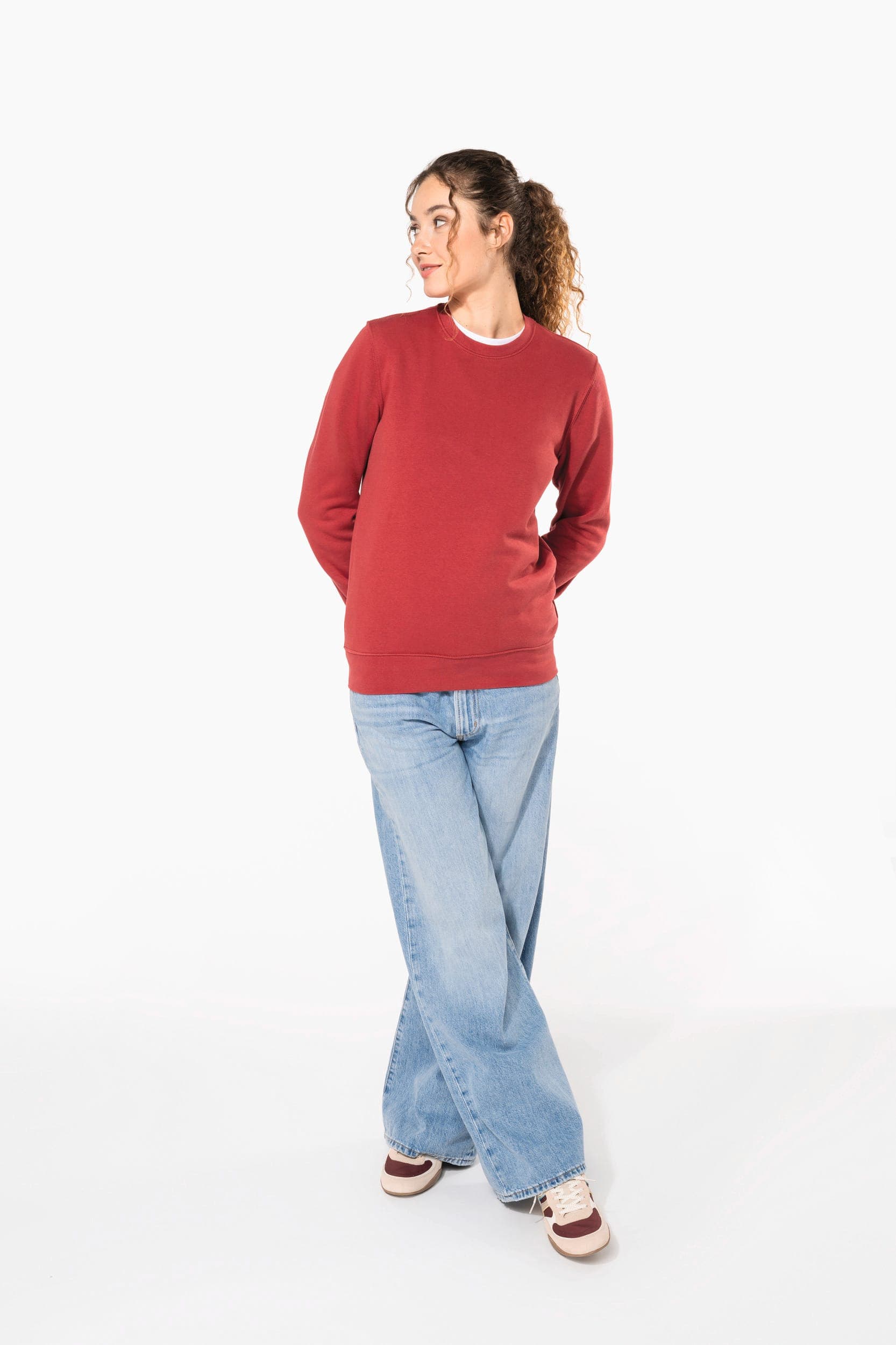Sweat-shirt écoresponsable col rond unisexe en situation