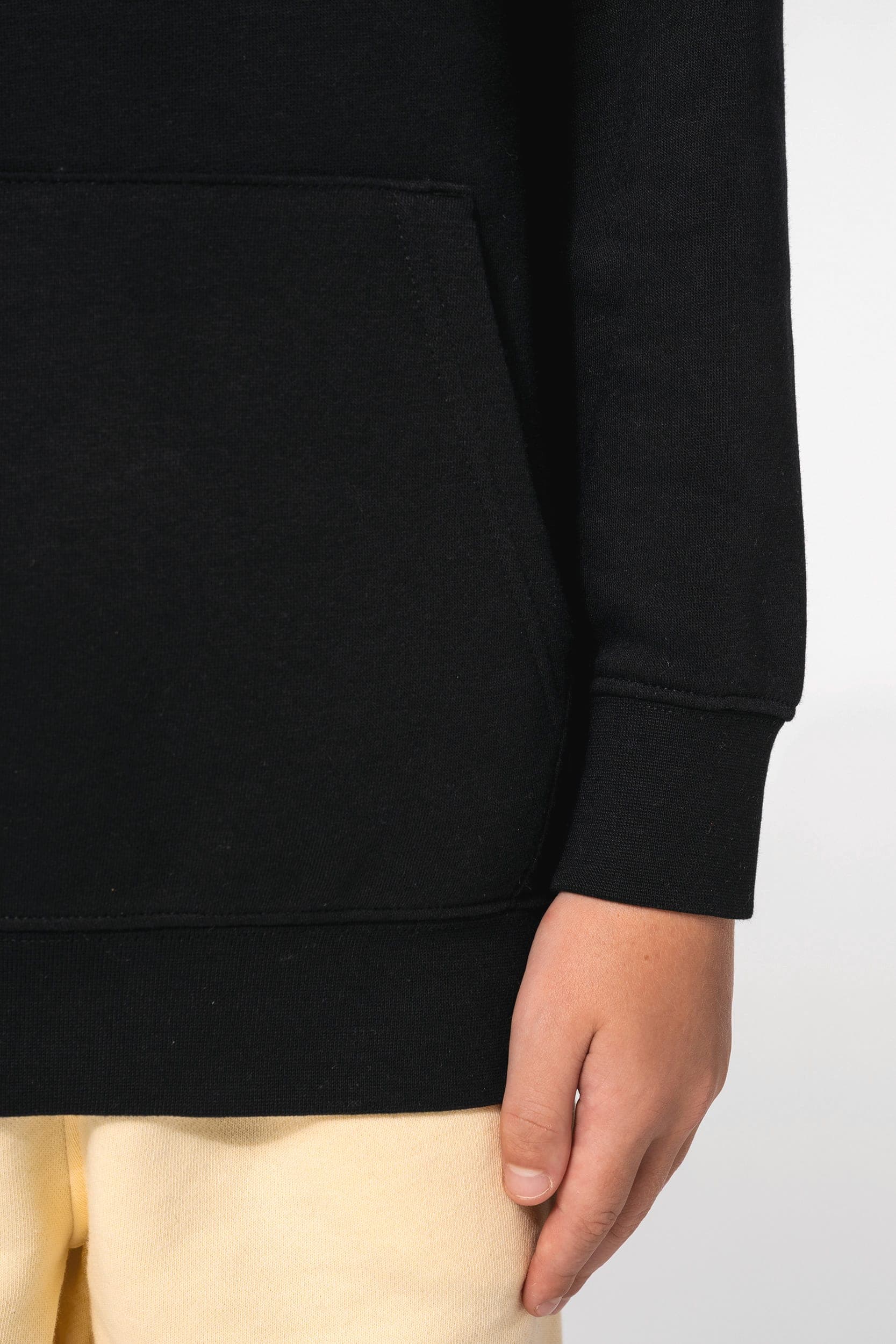 Sweat-shirt à capuche contrastée à motifs enfant unisexe en situation