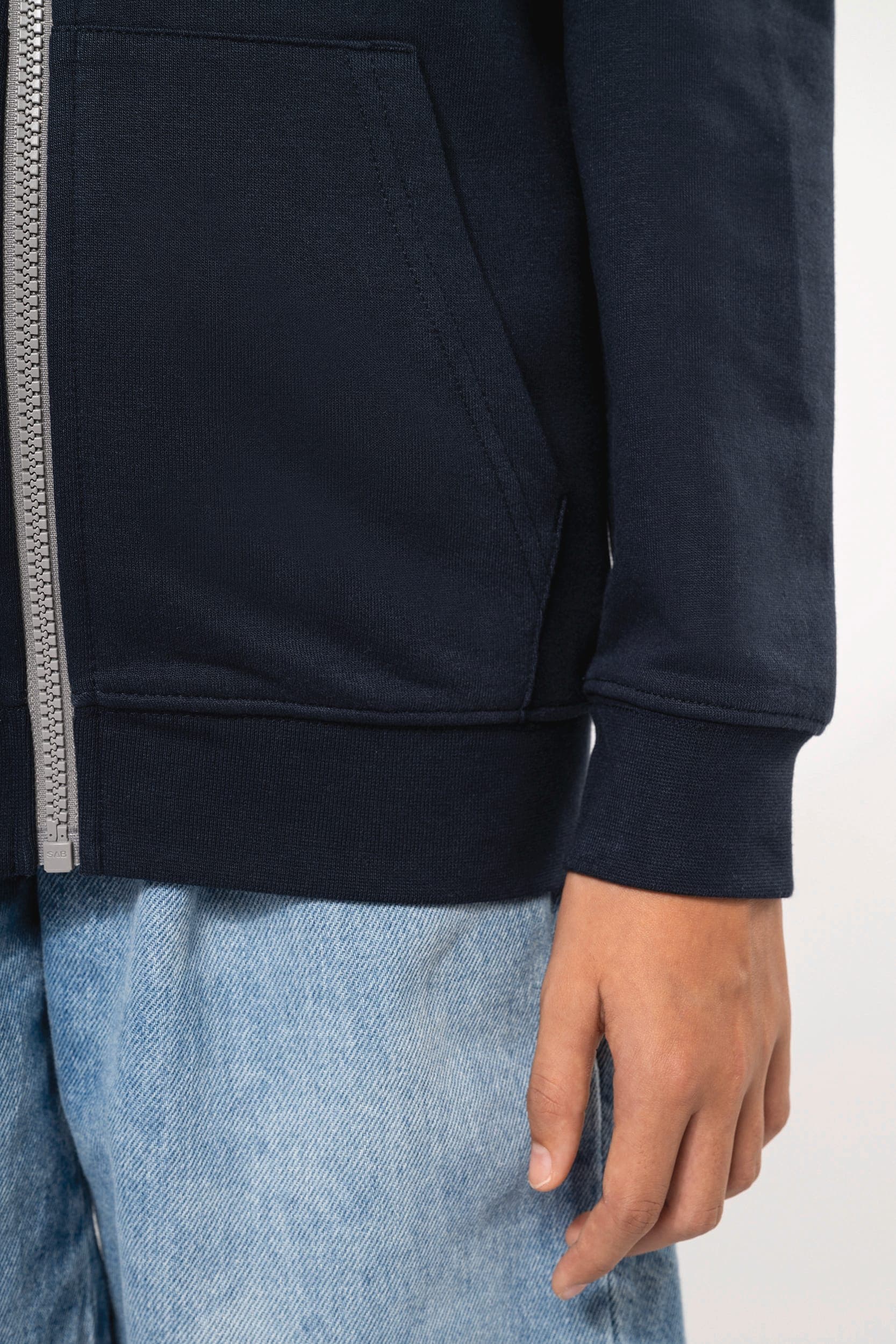 Sweat-shirt zippé capuche enfant en situation