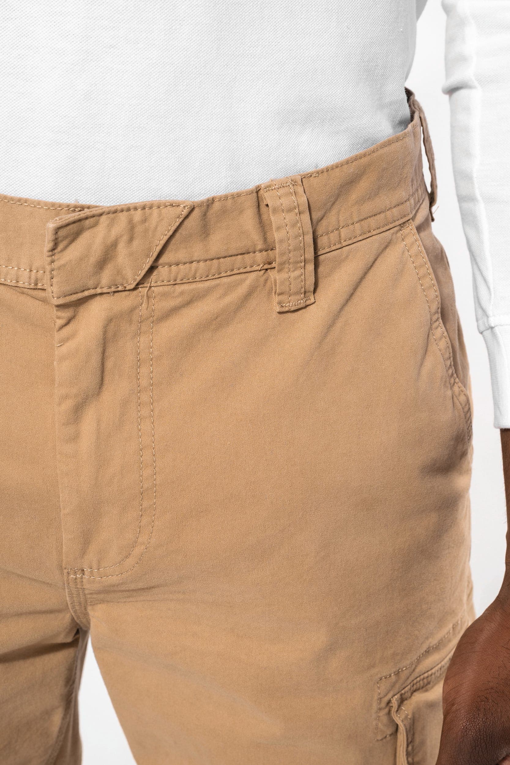 Pantalon multipoches homme en situation