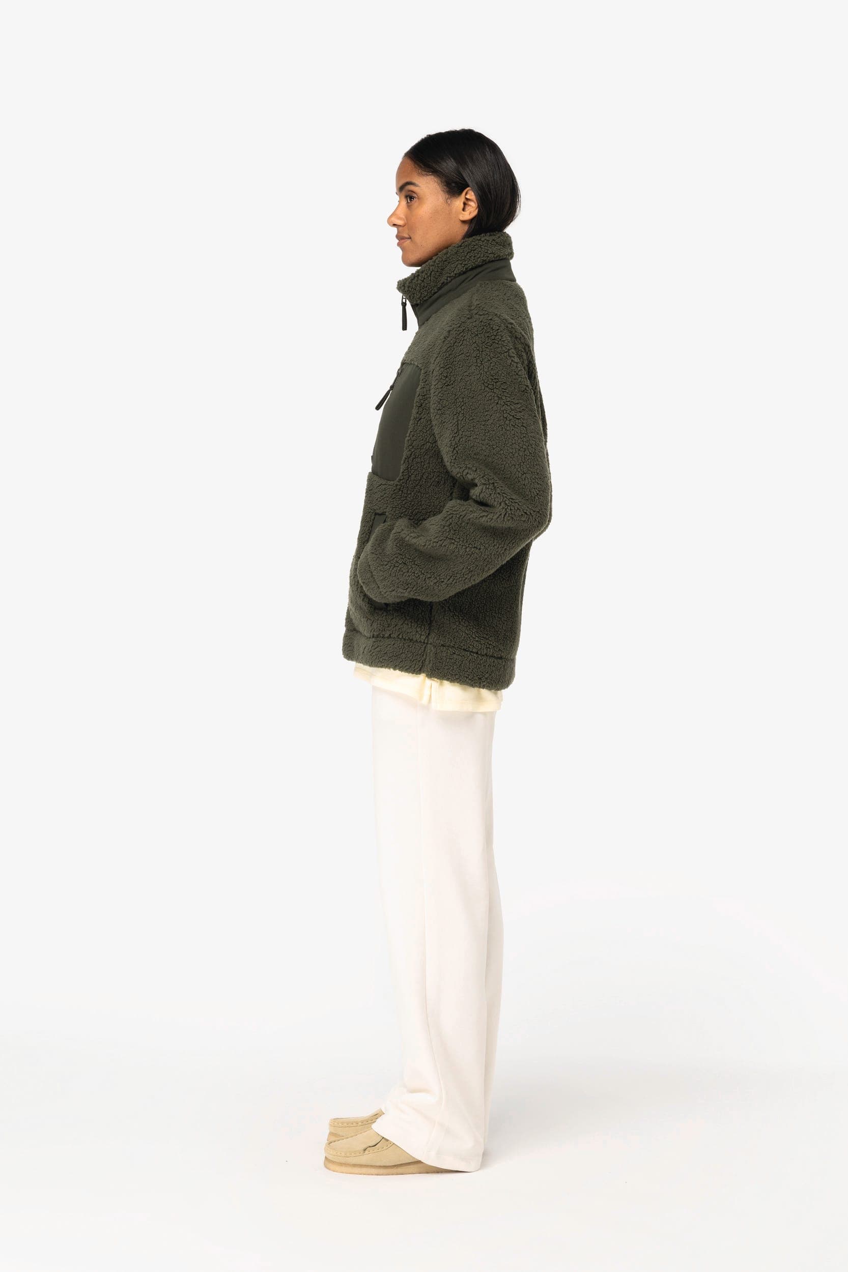 Veste écoresponsable en sherpa unisexe en situation