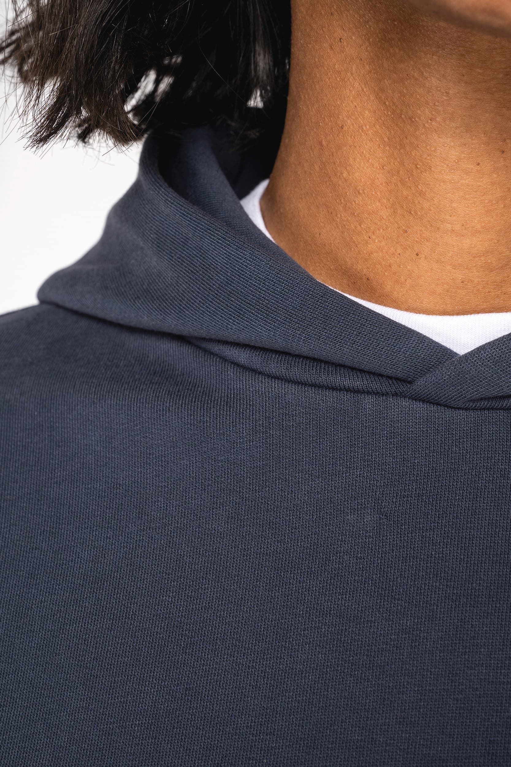 Sweat-shirt écoresponsable à capuche délavé oversize unisexe en situation
