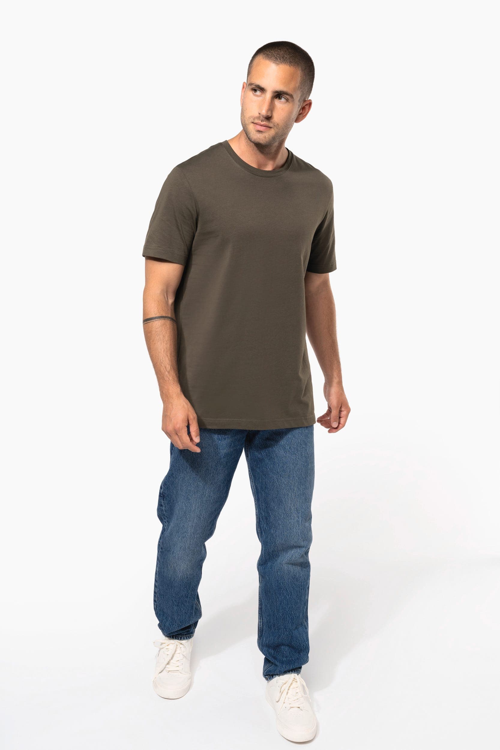 T-shirt col rond manches courtes homme en situation