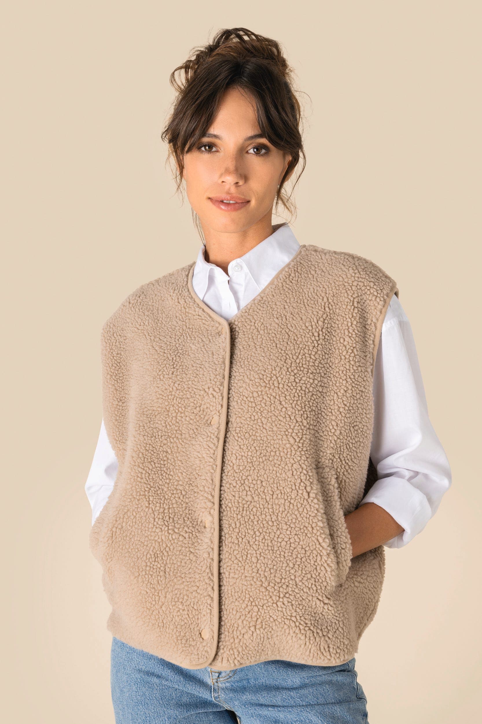 Veste sans manches en sherpa femme en situation