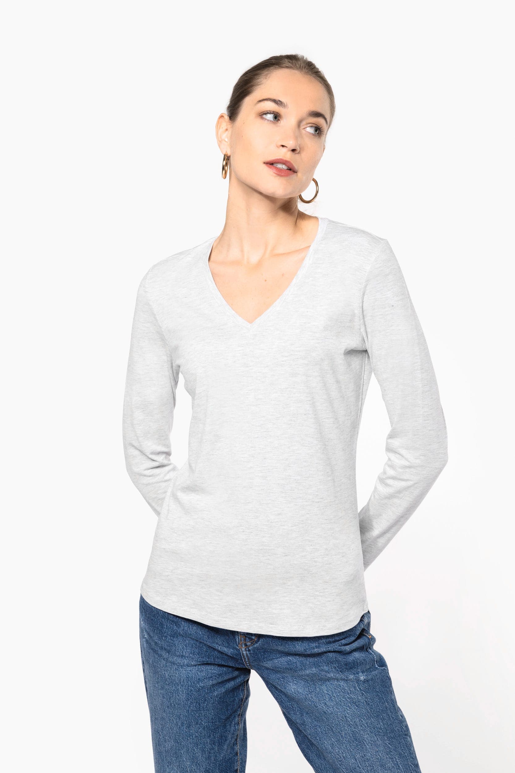 T-shirt col V manches longues femme en situation