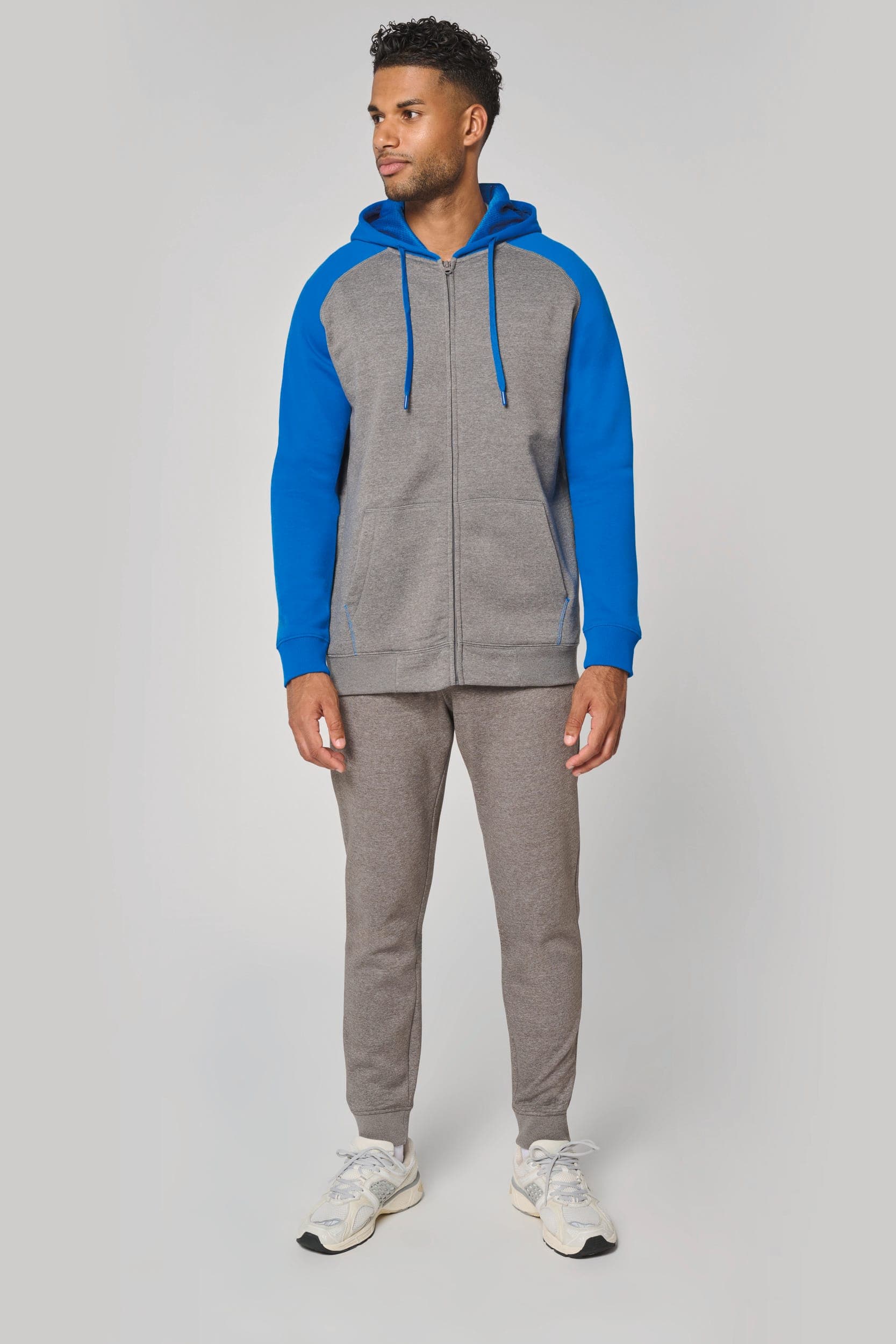Veste molleton zippée capuche bicolore unisexe en situation