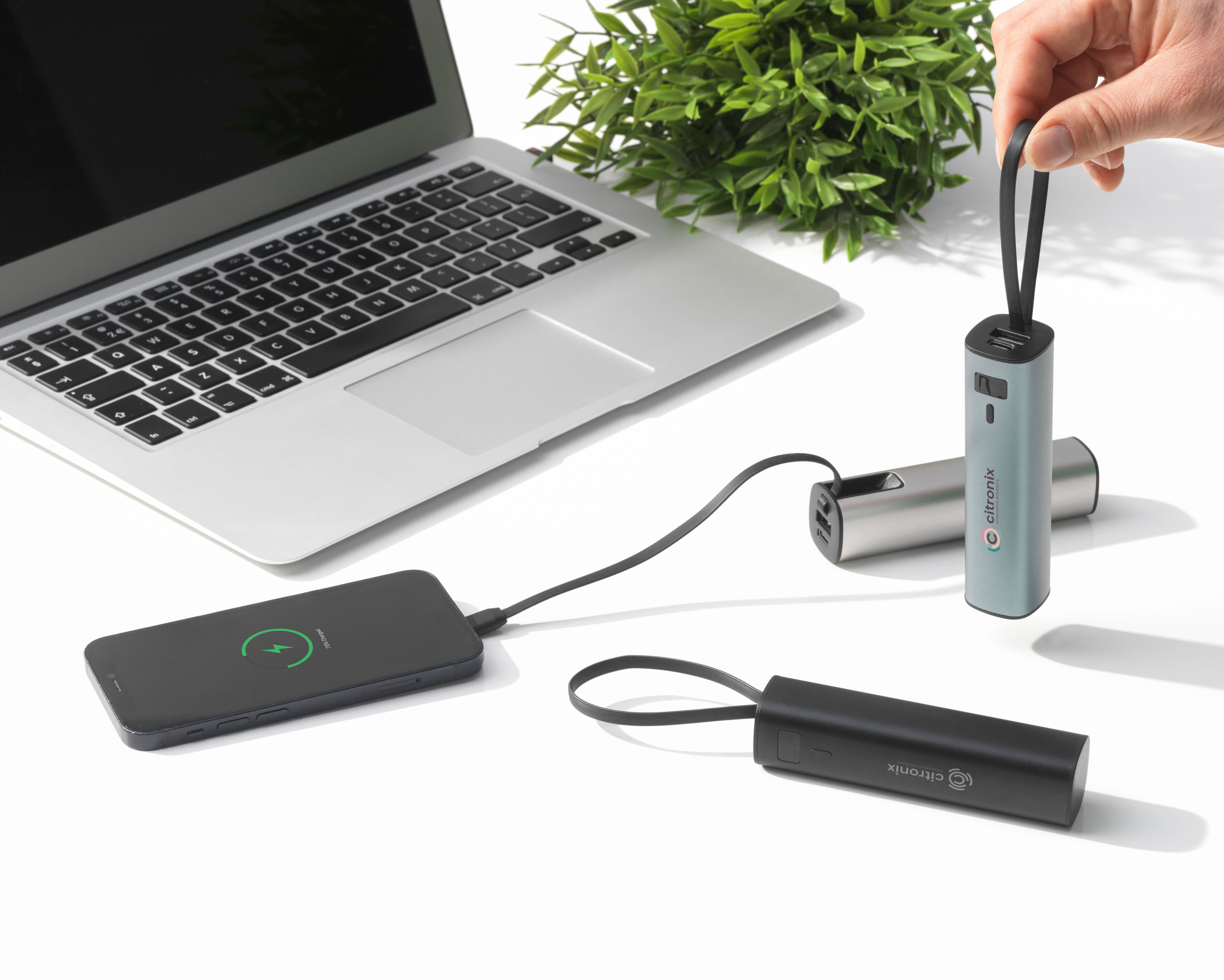Powerbank SlimBoost 5000 RCS aluminium recyclé en situation