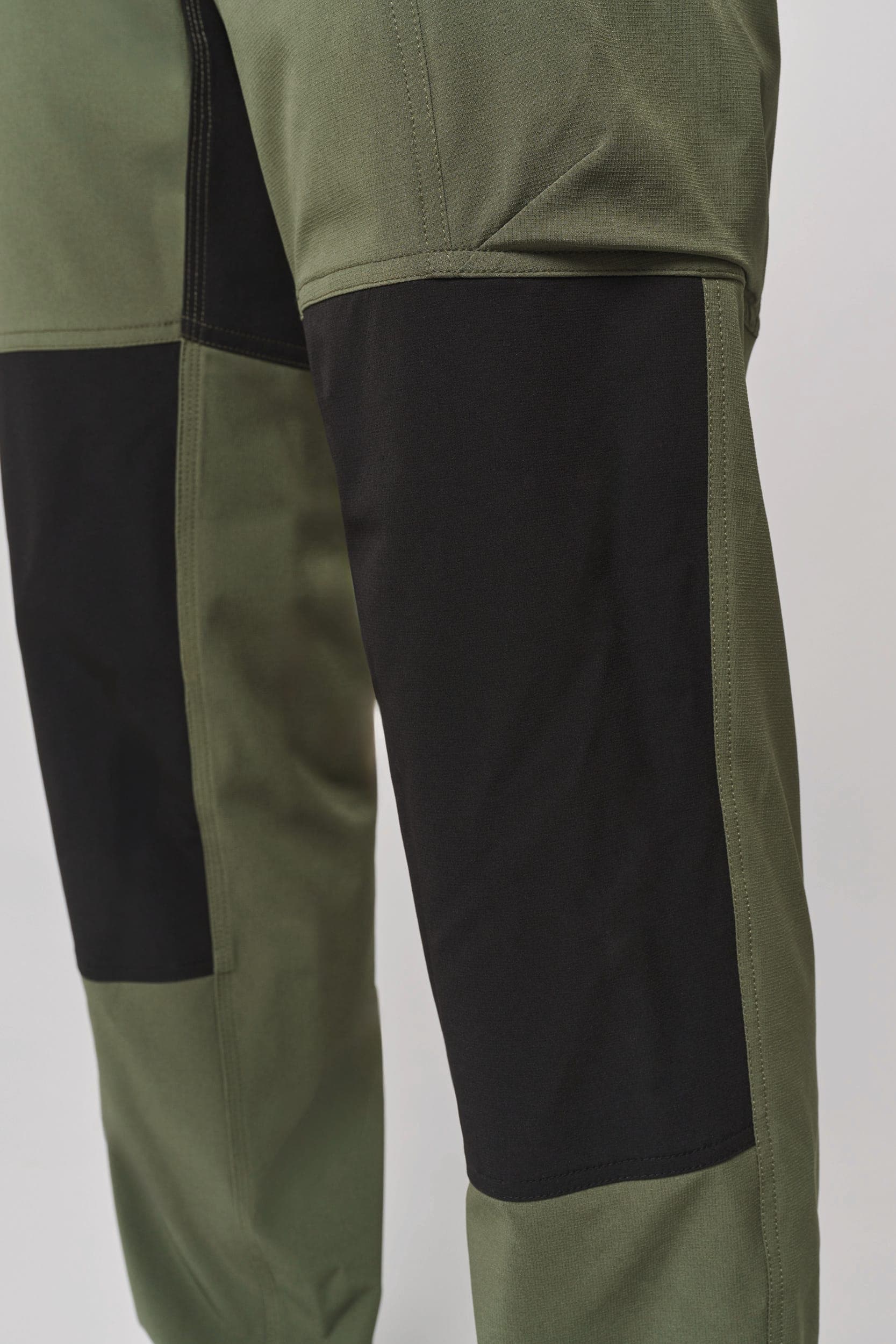 Pantalon outdoor unisexe en situation