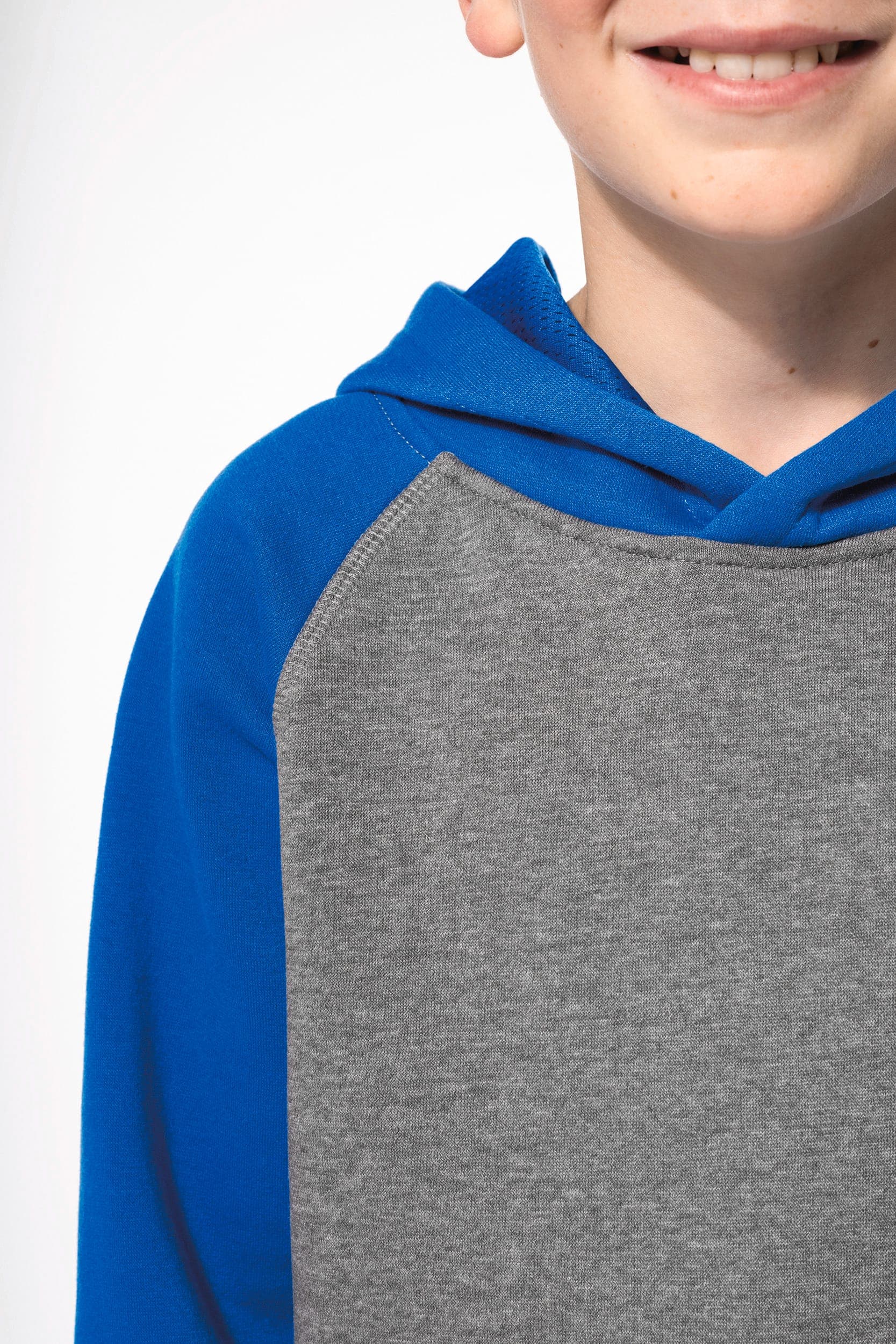 Sweat-shirt capuche bicolore enfant en situation