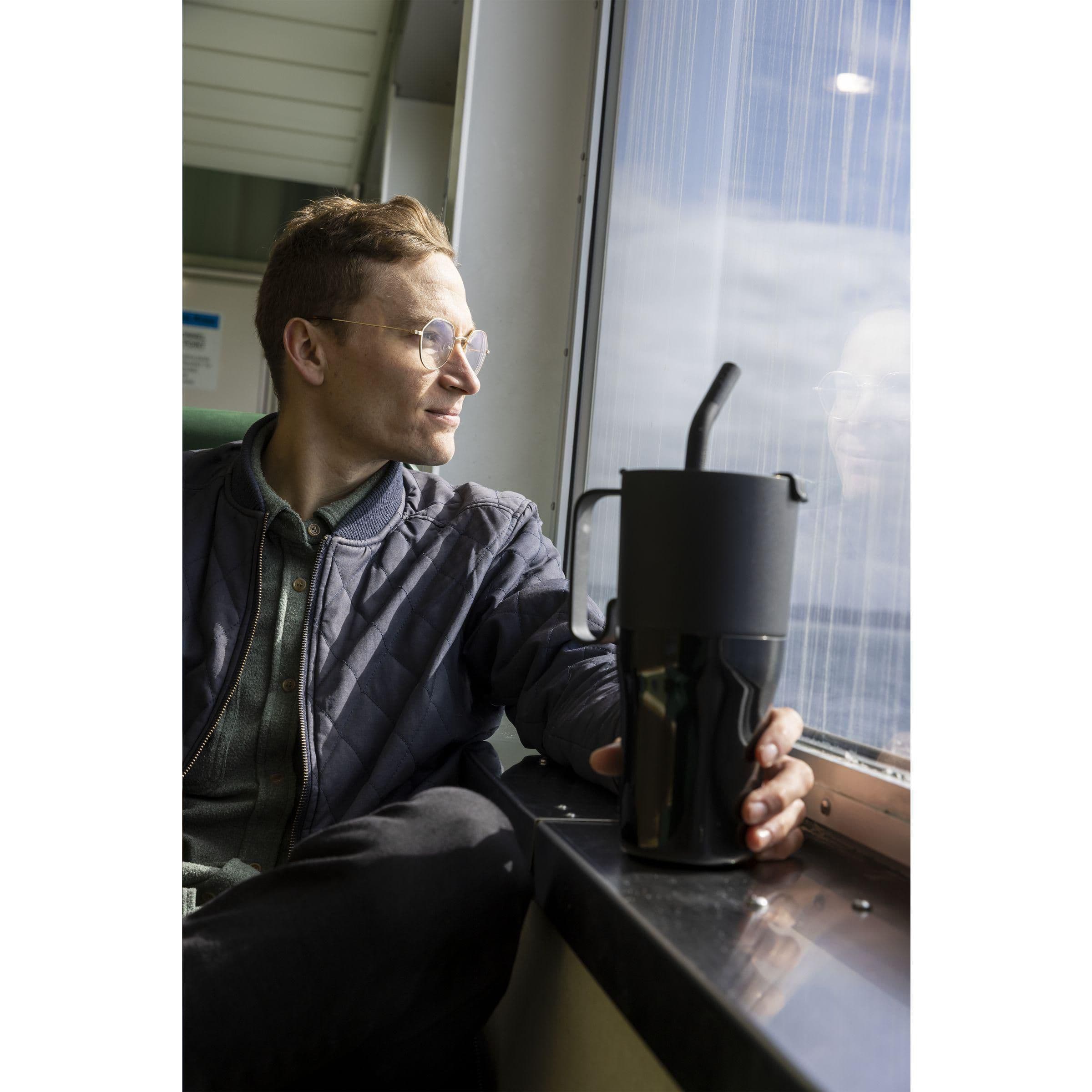 Gobelet Klean Kanteen Rise avec couvercle paille 1 065 ml en situation