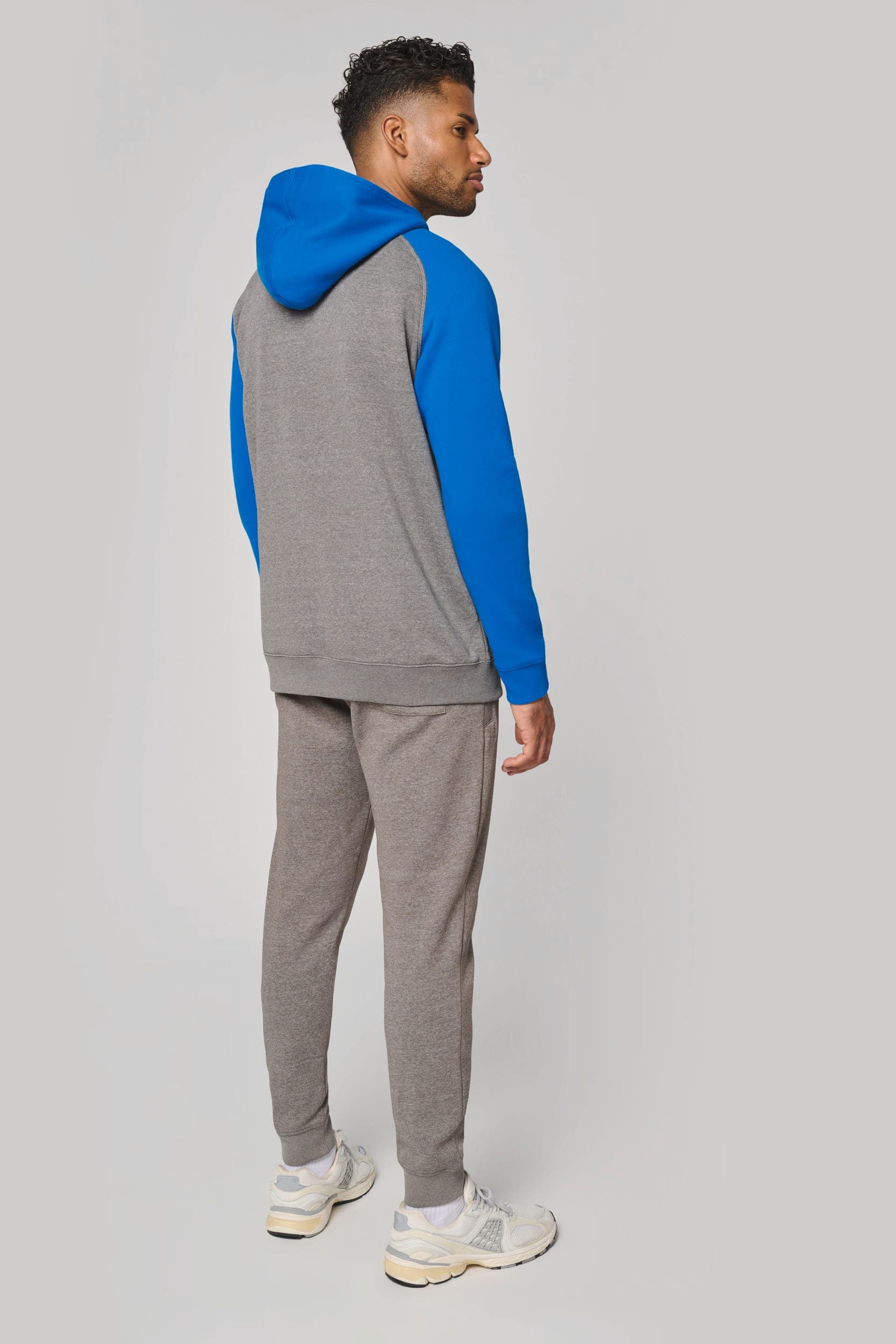 Veste molleton zippée capuche bicolore unisexe en situation