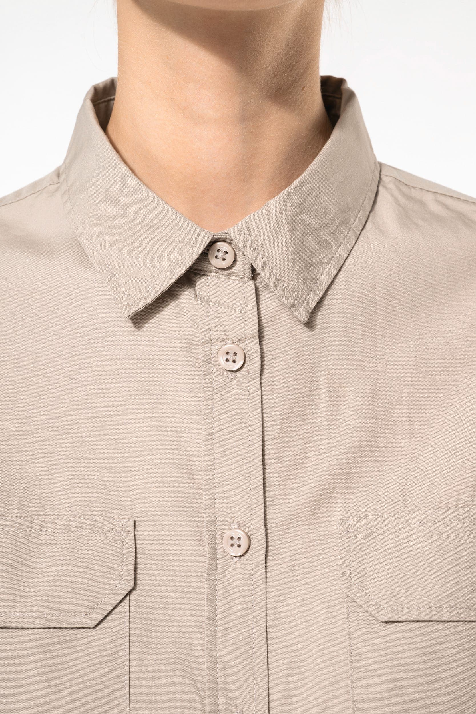 Chemise safari manches longues femme en situation