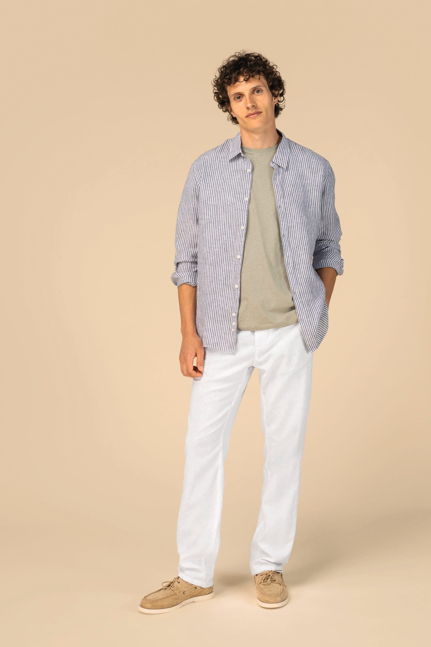 Pantalon écoresponsable en lin et coton bio homme en situation