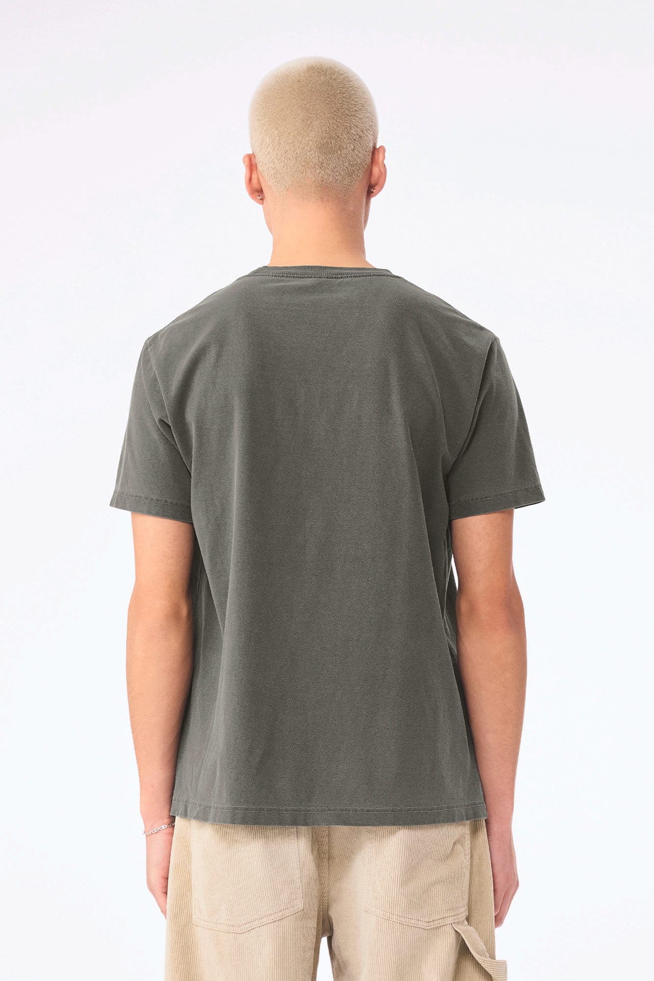 T-shirt délavé épais unisexe en situation