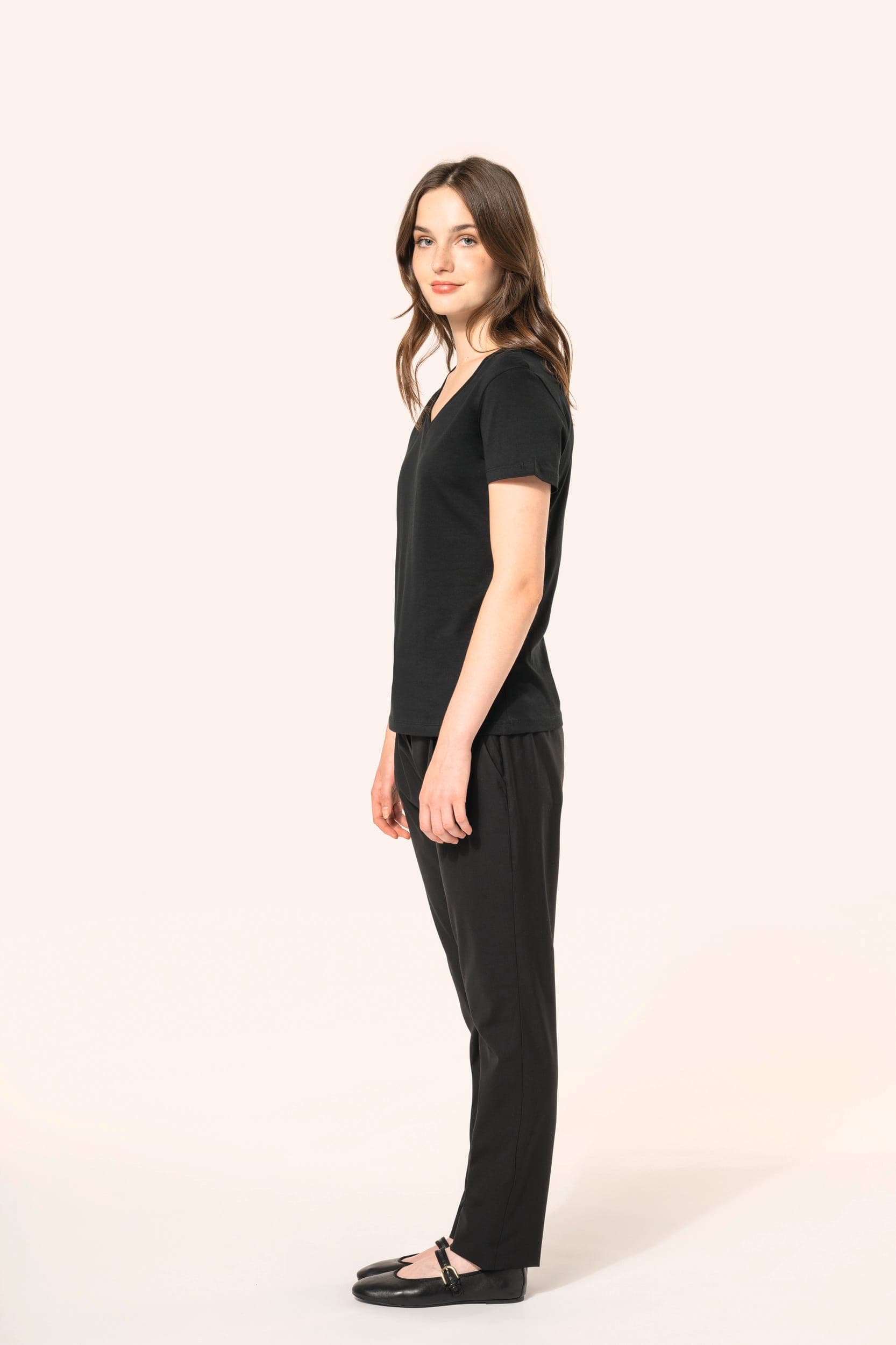 T-shirt Supima® col V manches courtes femme en situation