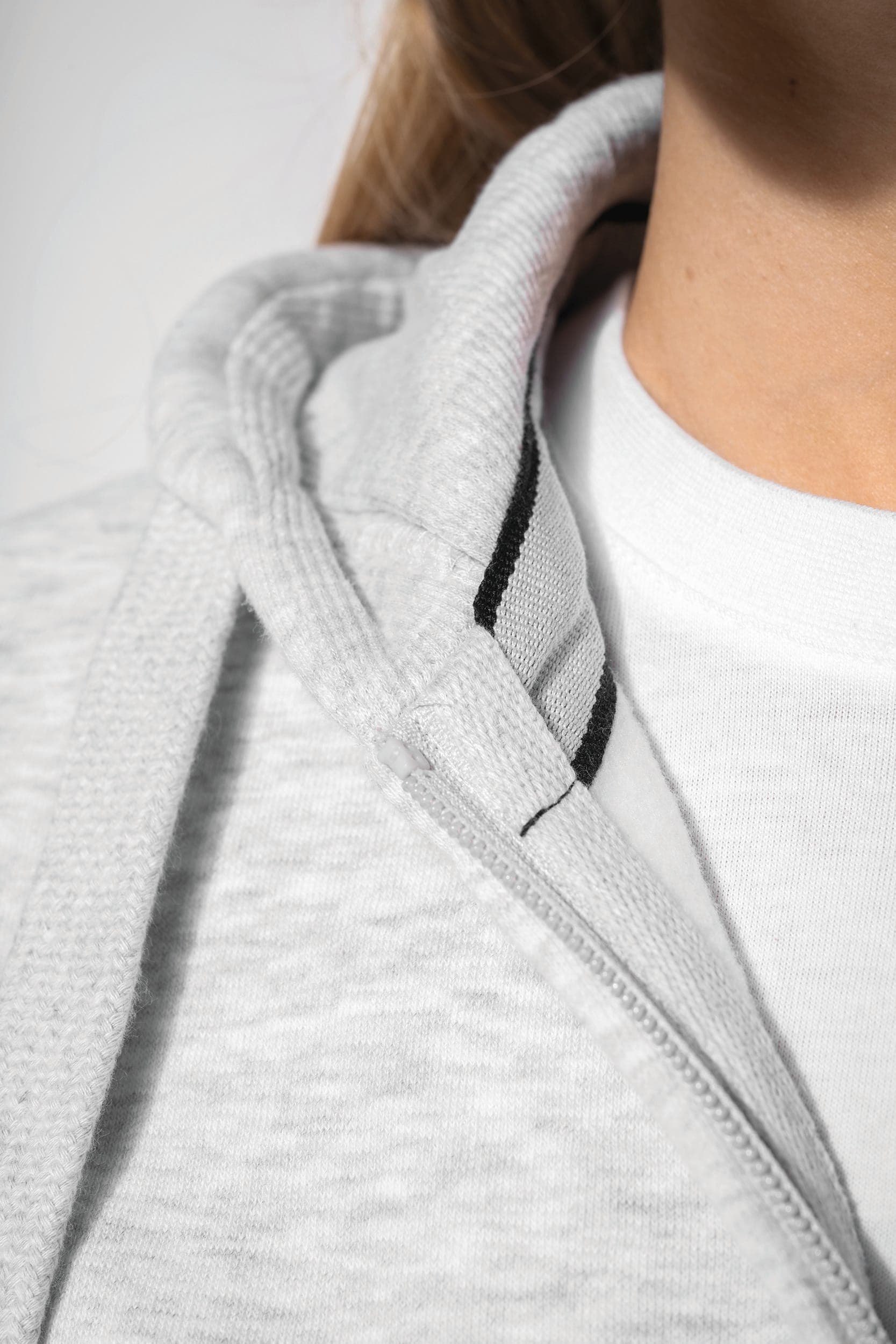 Sweat-shirt zippé capuche femme en situation