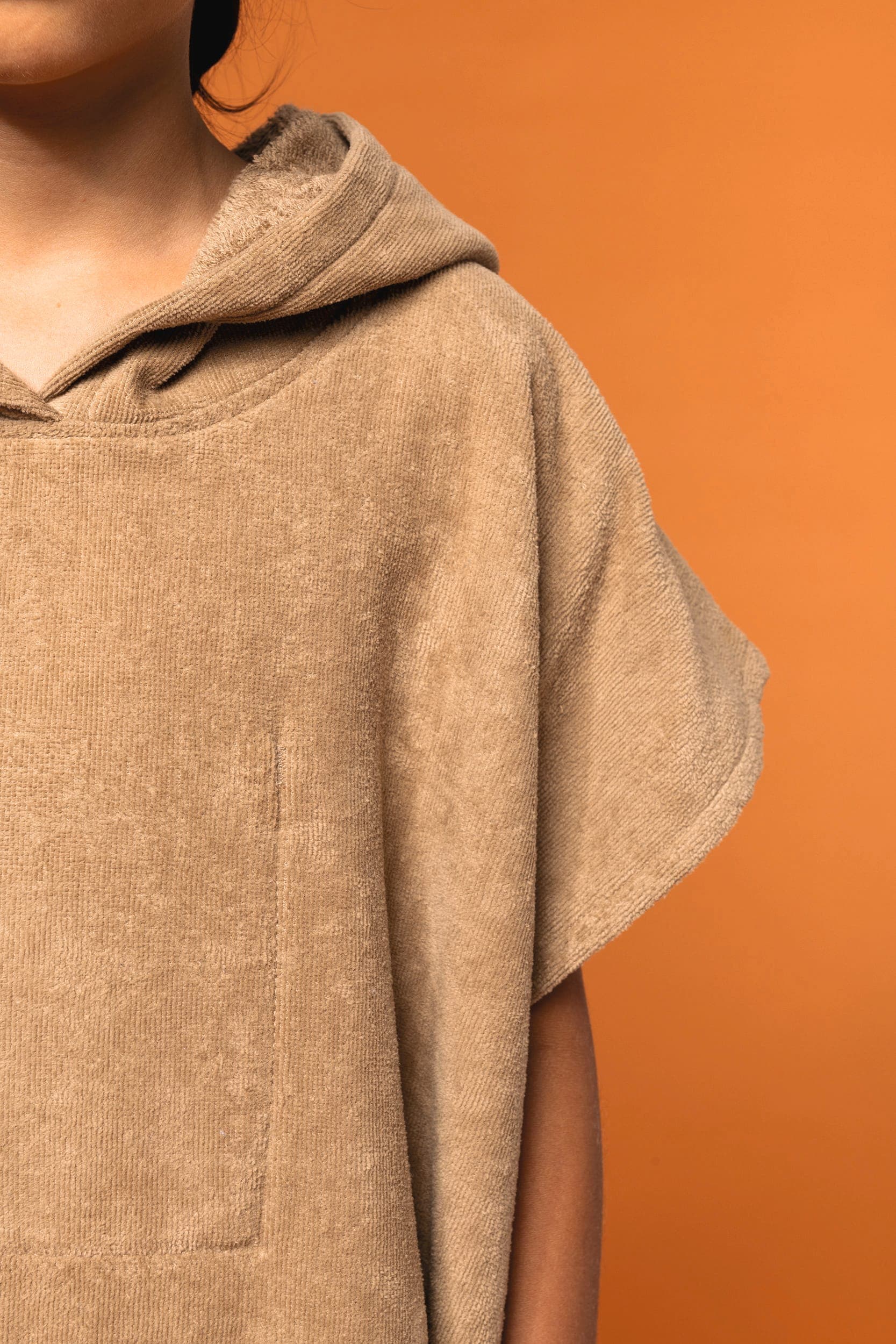 Poncho éponge à capuche enfant en situation