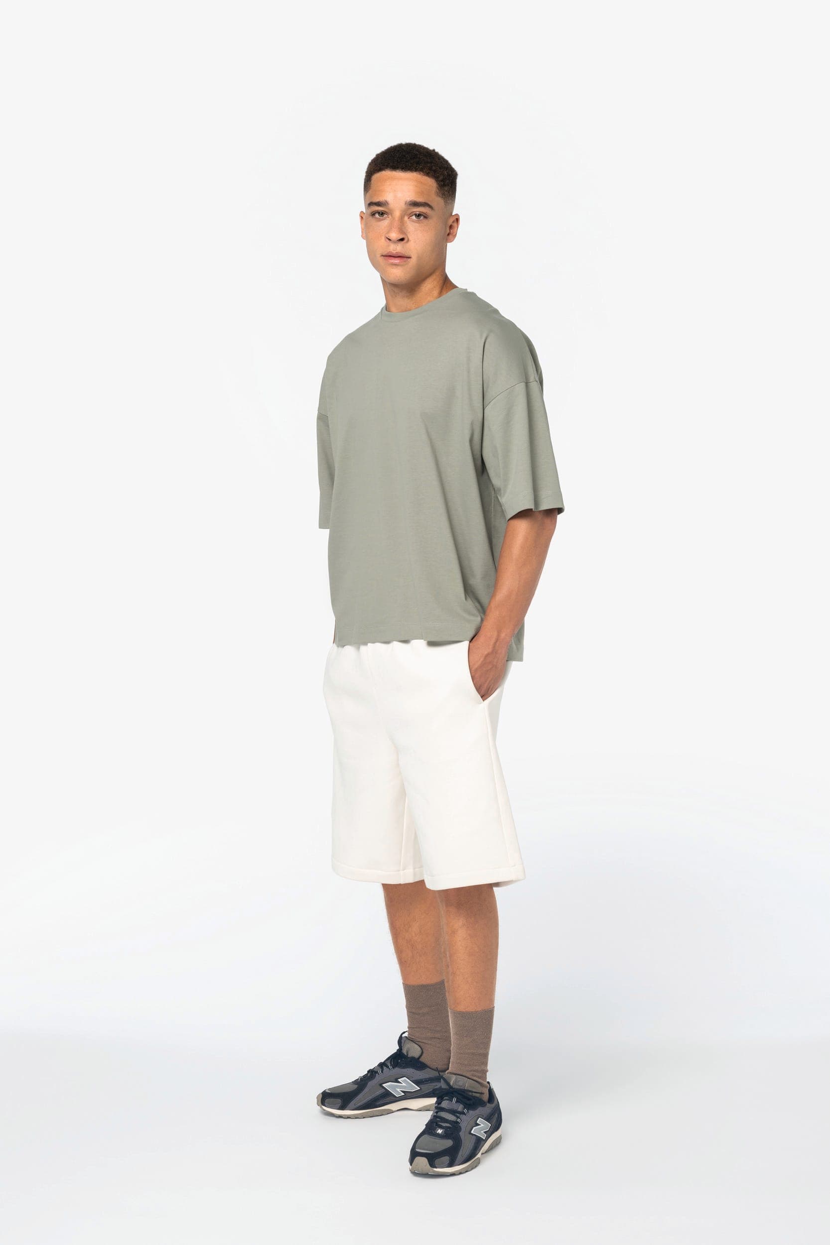 T-shirt écoresponsable boxy à épaules tombantes homme en situation
