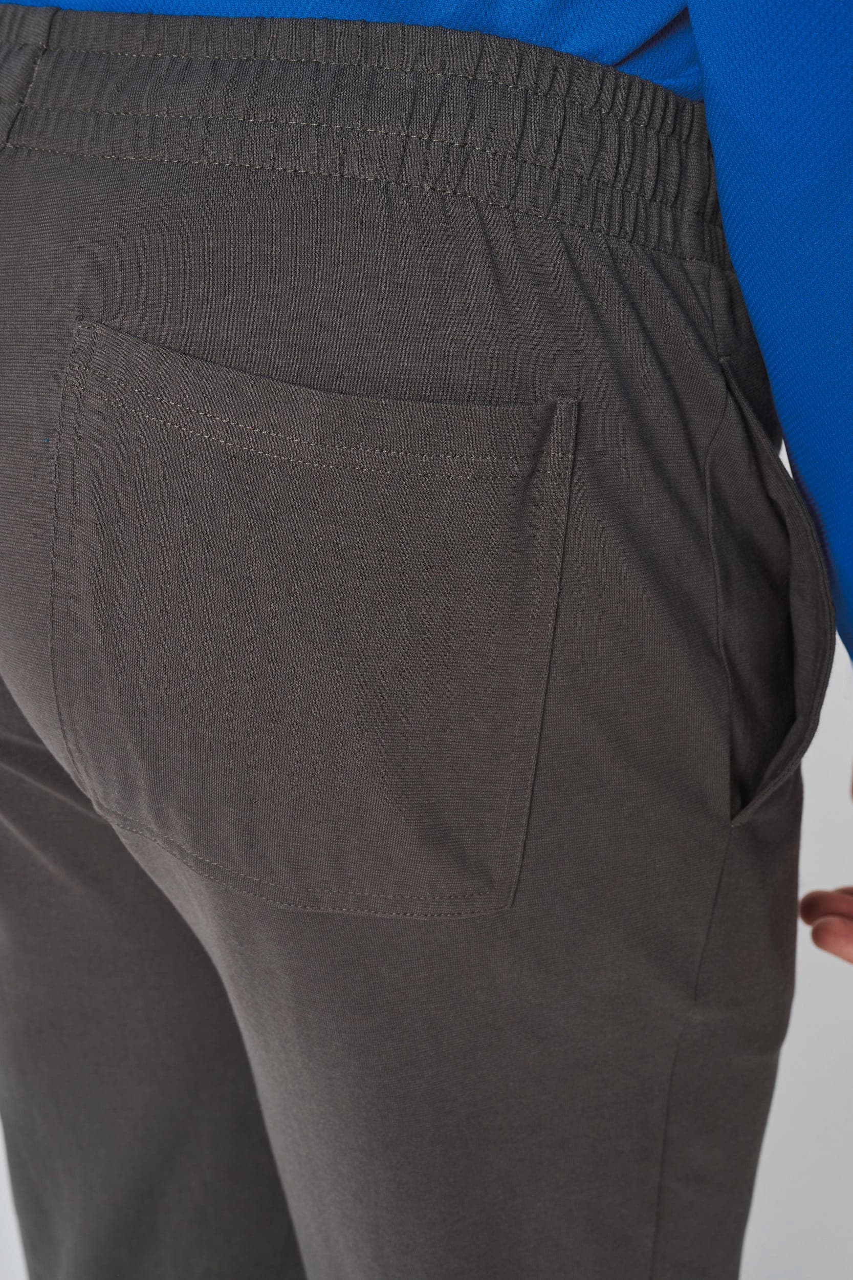 Pantalon de jogging en coton léger unisexe en situation