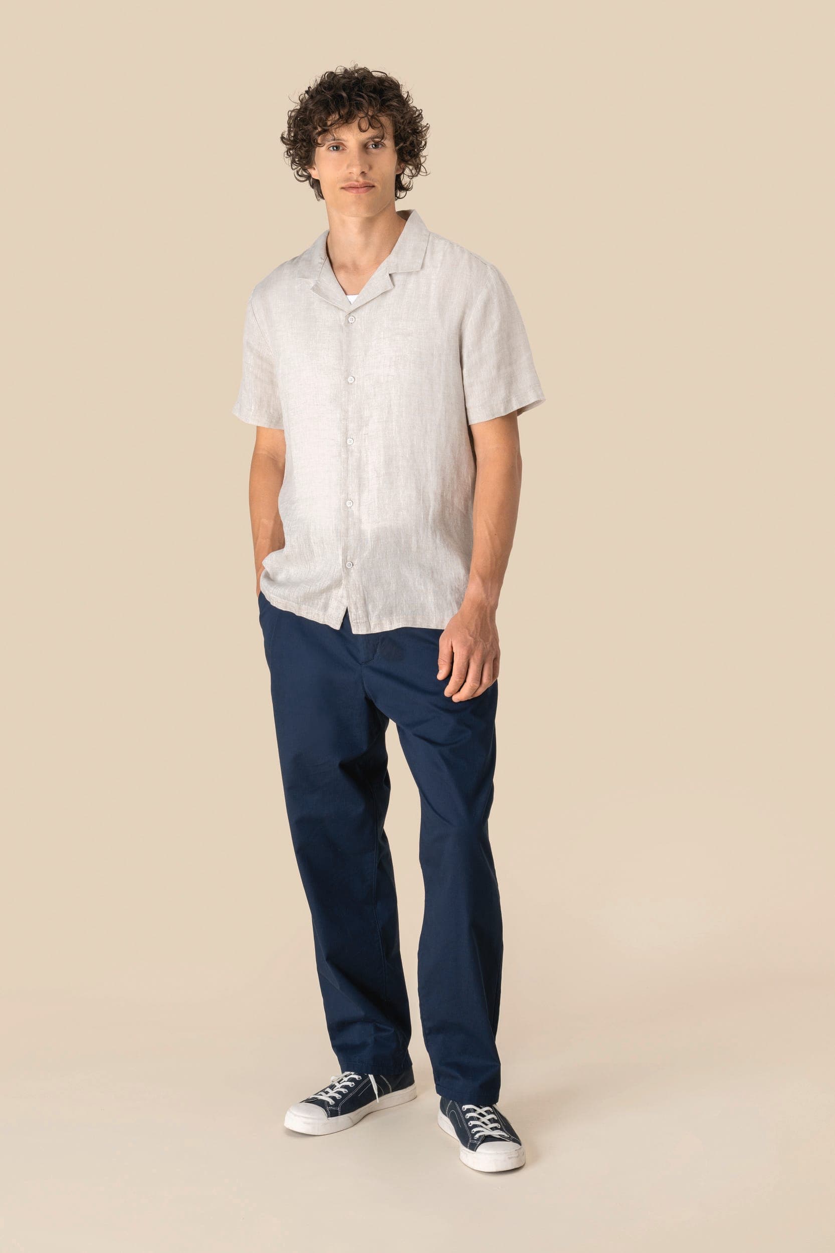 Chemise à col bowling en lin homme en situation