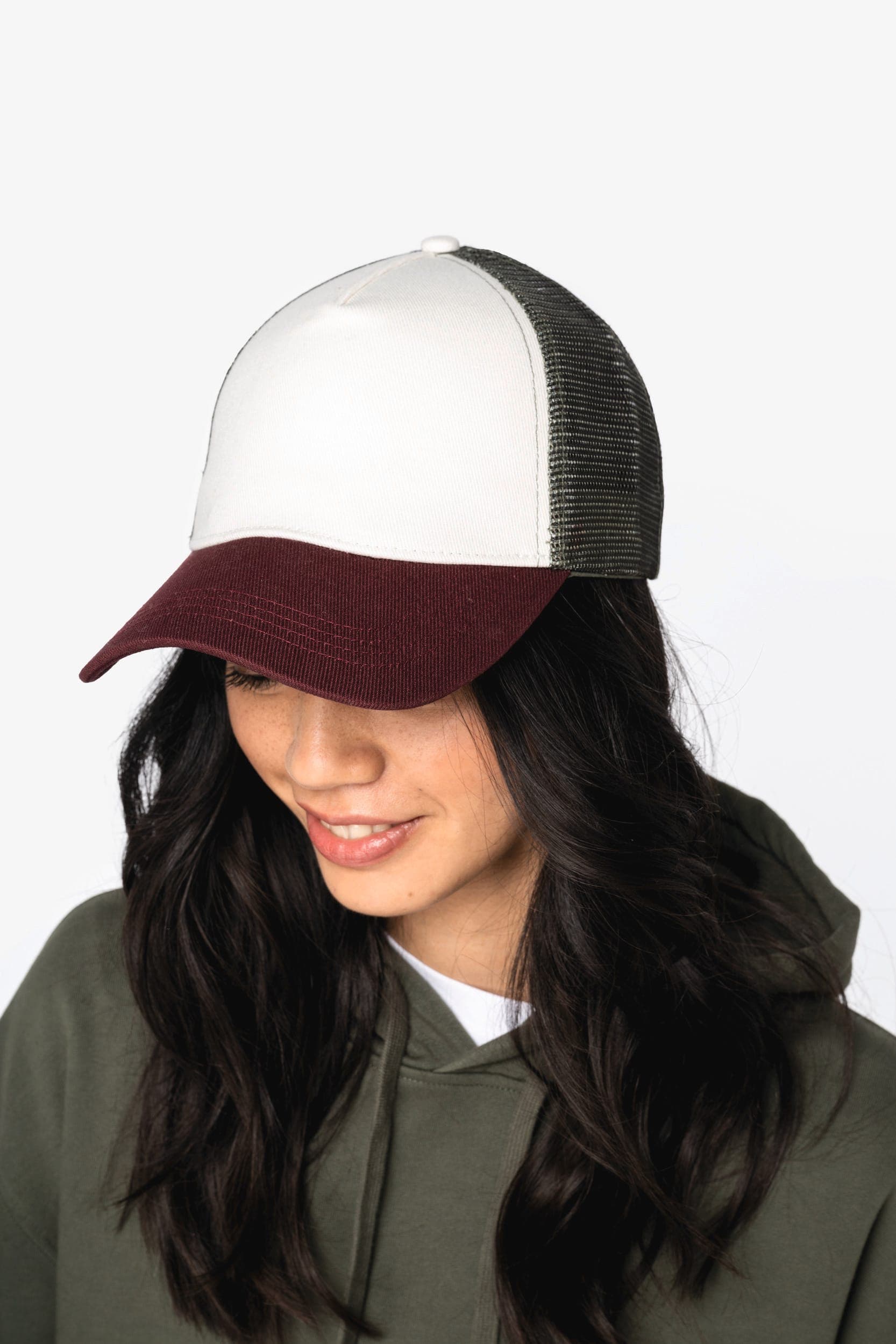 Casquette trucker écoresponsable 5 panneaux unisexe en situation