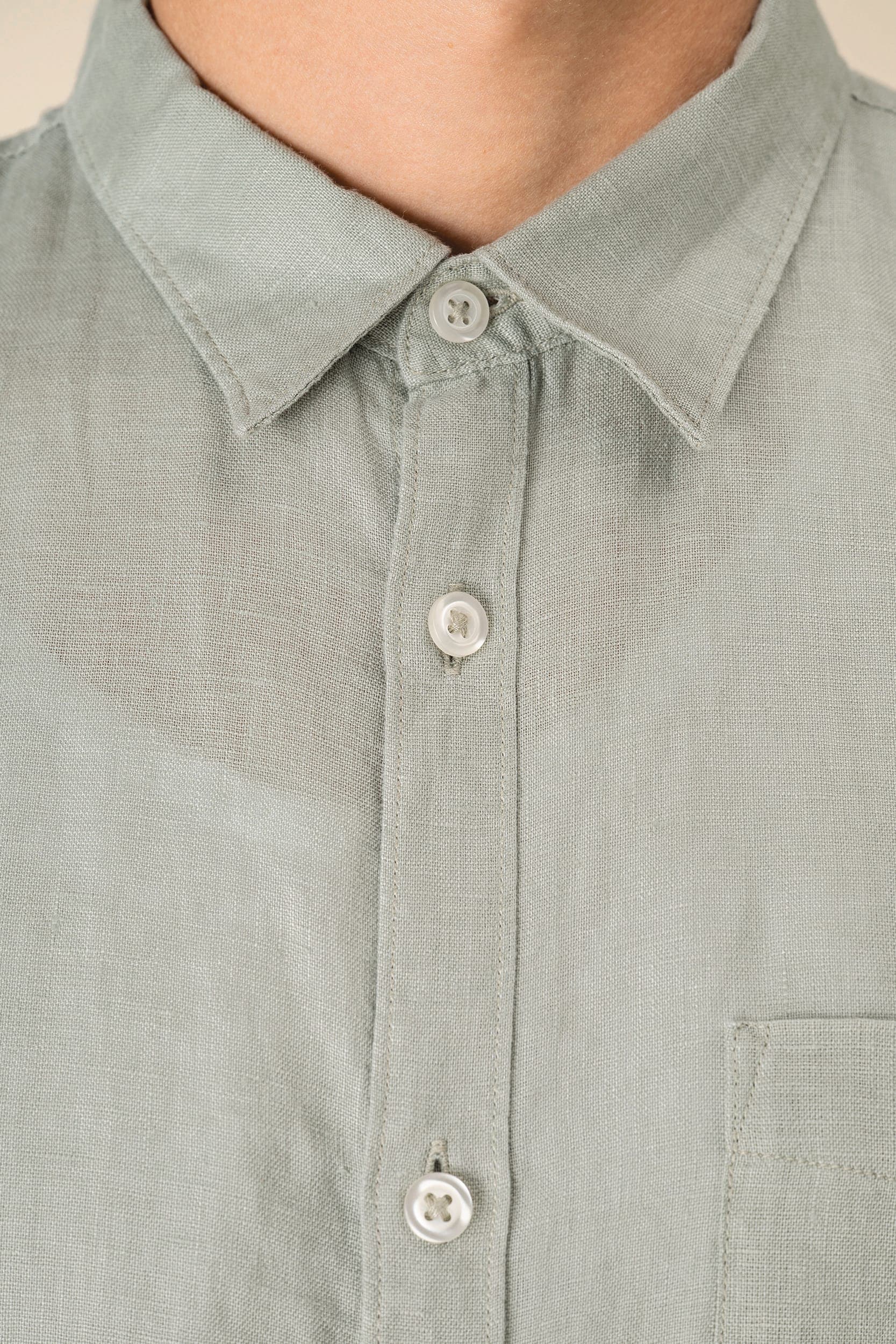 Chemise en lin homme en situation