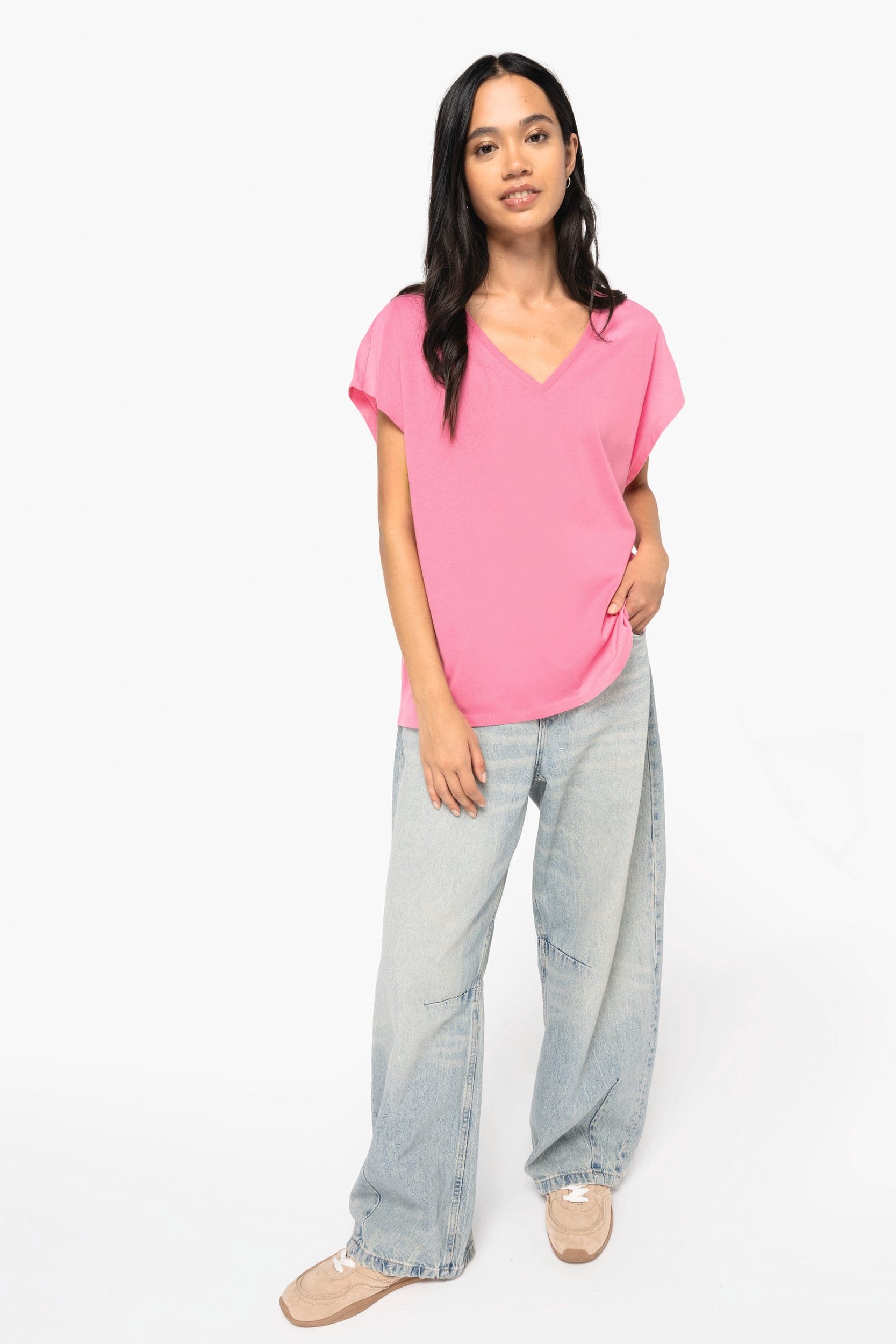 T-shirt écoresponsable loose à col V femme en situation