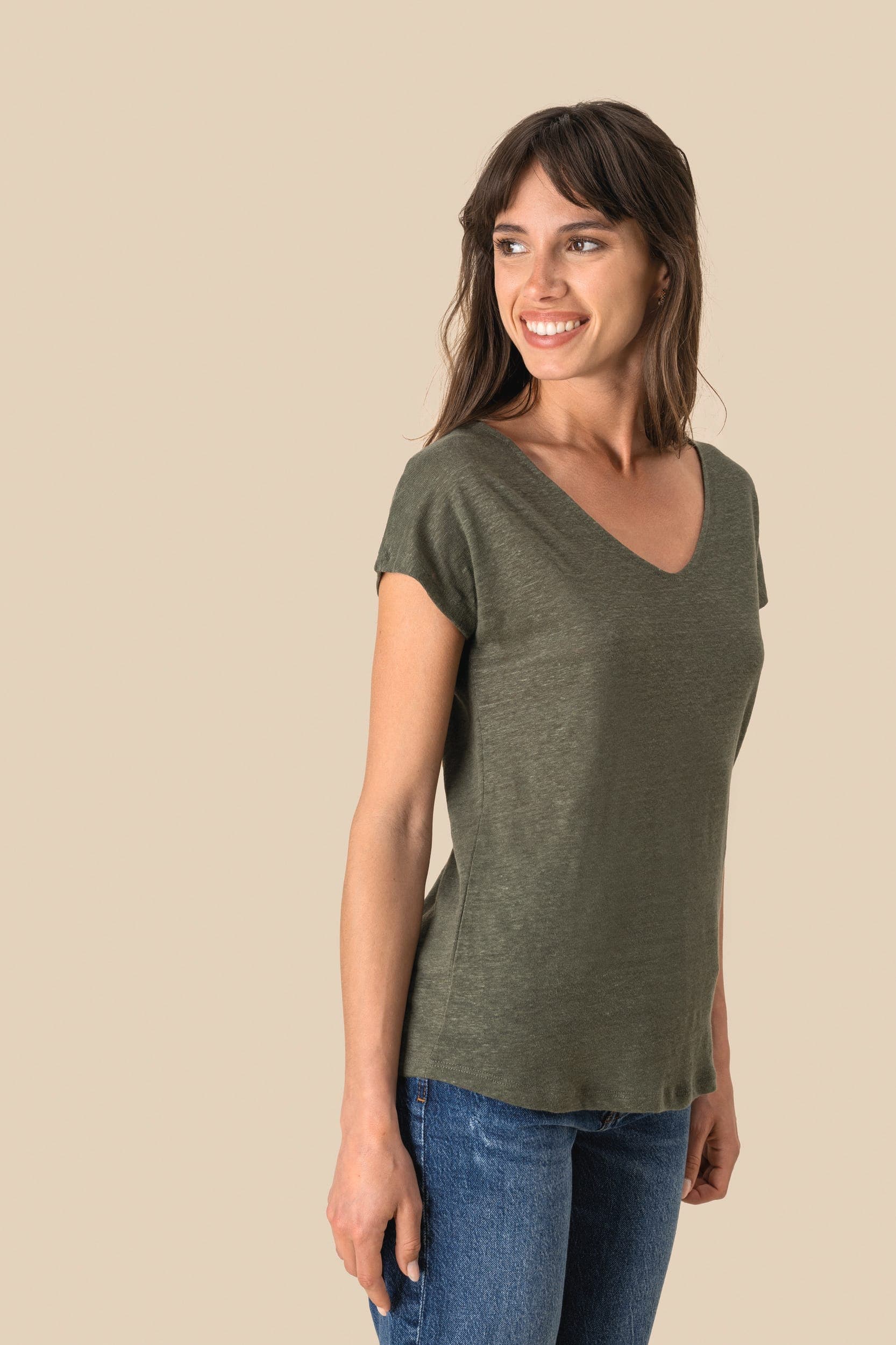 T-shirt col V en lin femme en situation