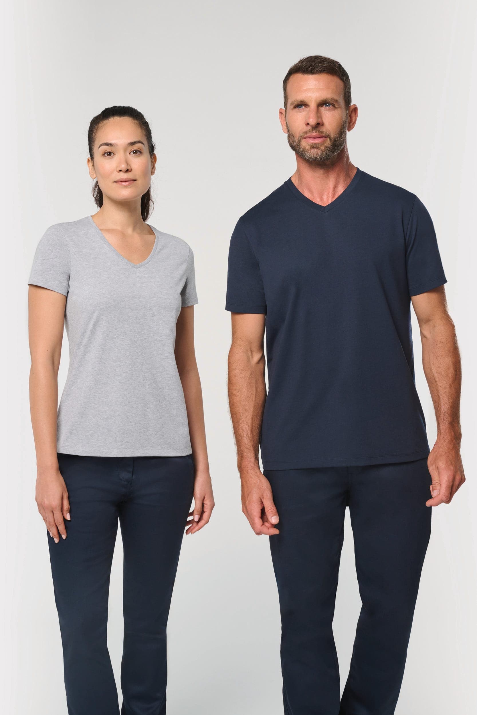 T-shirt écoresponsable col V antibactérien femme en situation