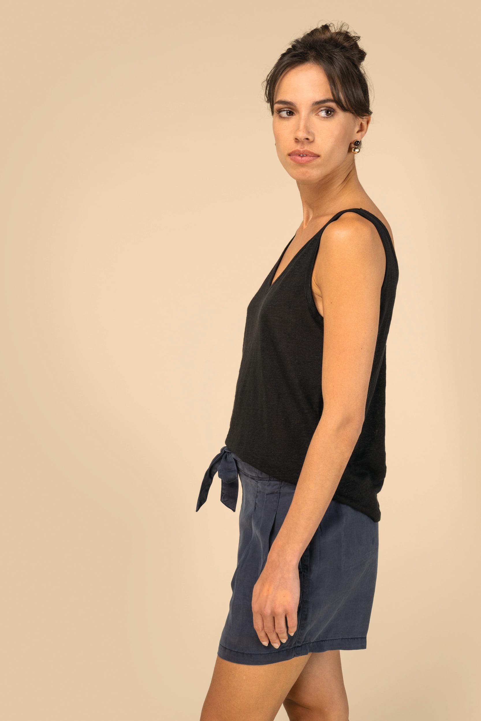 Short écoresponsable délavé en lyocell femme en situation