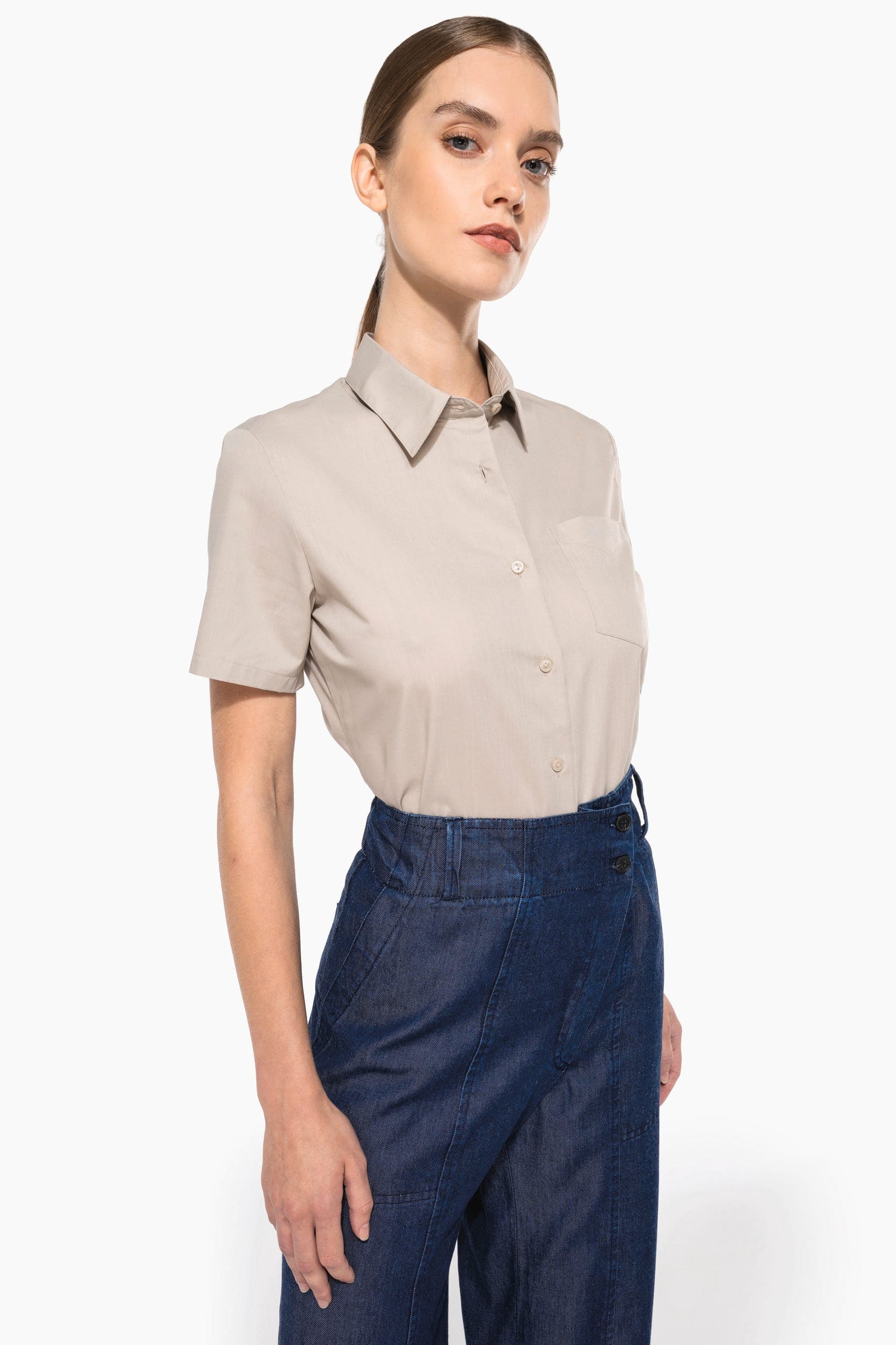 Chemise popeline polycoton manches courtes entretien facile femme en situation